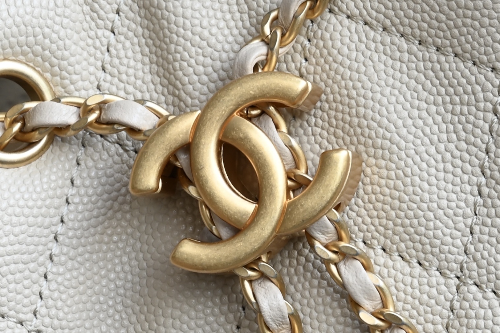 白金版▪️正品级 包装如图全新到货🆕𝗖𝗵𝗮𝗻𝗲𝟭 𝟮𝟱𝐒𝟐𝟓𝐁𝐚𝐠嬉皮购物包小号 杏色专柜售价𝟦𝟩𝟪𝟢𝟢