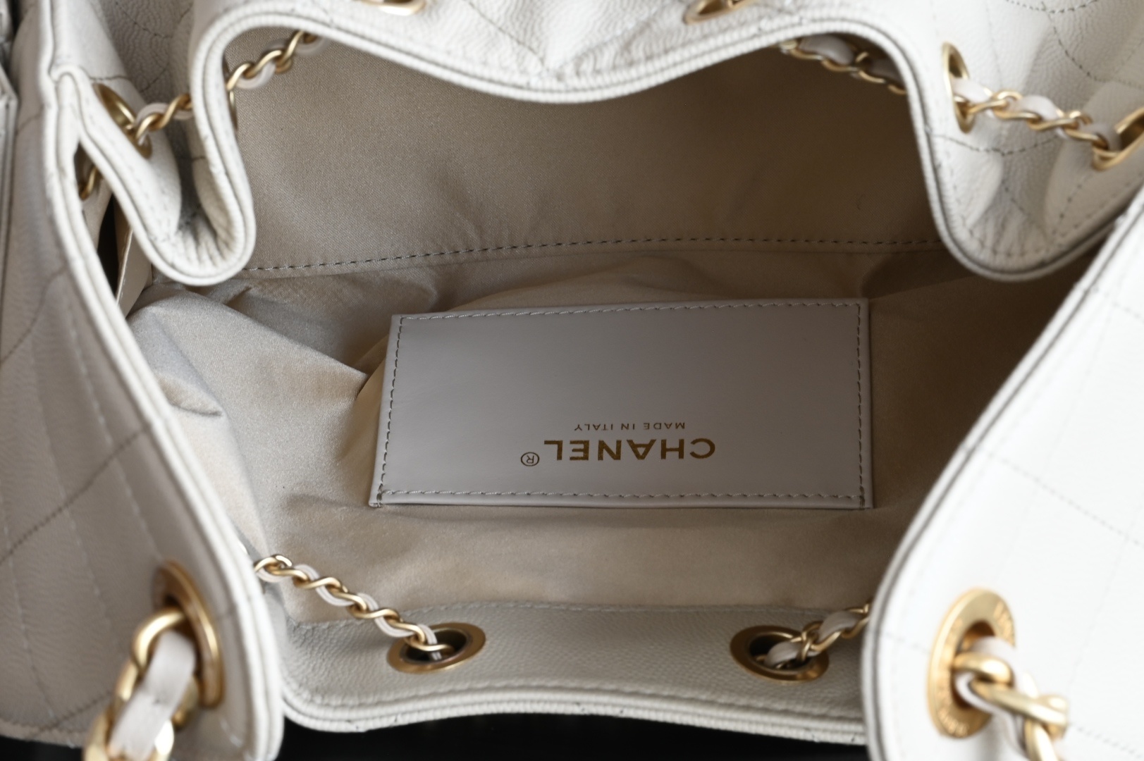 白金版▪️正品级 包装如图全新到货🆕𝗖𝗵𝗮𝗻𝗲𝟭 𝟮𝟱𝐒𝟐𝟓𝐁𝐚𝐠嬉皮购物包小号 杏色专柜售价𝟦𝟩𝟪𝟢𝟢