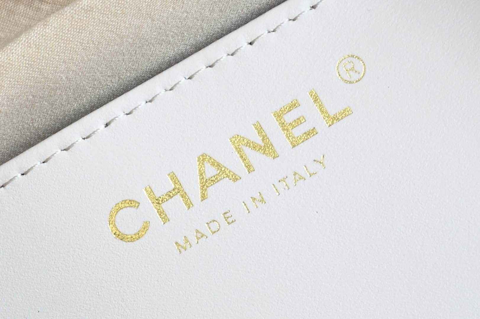 白金版▪️正品级 包装如图全新到货🆕𝗖𝗵𝗮𝗻𝗲𝟭 𝟮𝟱𝐒𝟐𝟓𝐁𝐚𝐠嬉皮购物包小号 杏色专柜售价𝟦𝟩𝟪𝟢𝟢