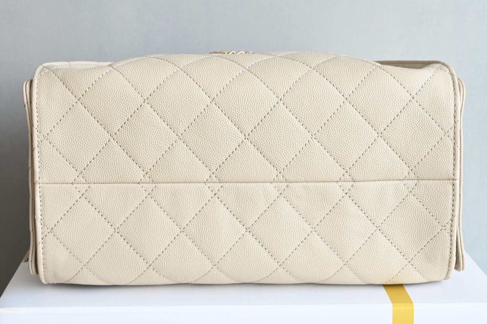 白金版▪️正品级 包装如图全新到货🆕𝗖𝗵𝗮𝗻𝗲𝟭 𝟮𝟱𝐒𝟐𝟓𝐁𝐚𝐠嬉皮购物包小号 杏色专柜售价𝟦𝟩𝟪𝟢𝟢