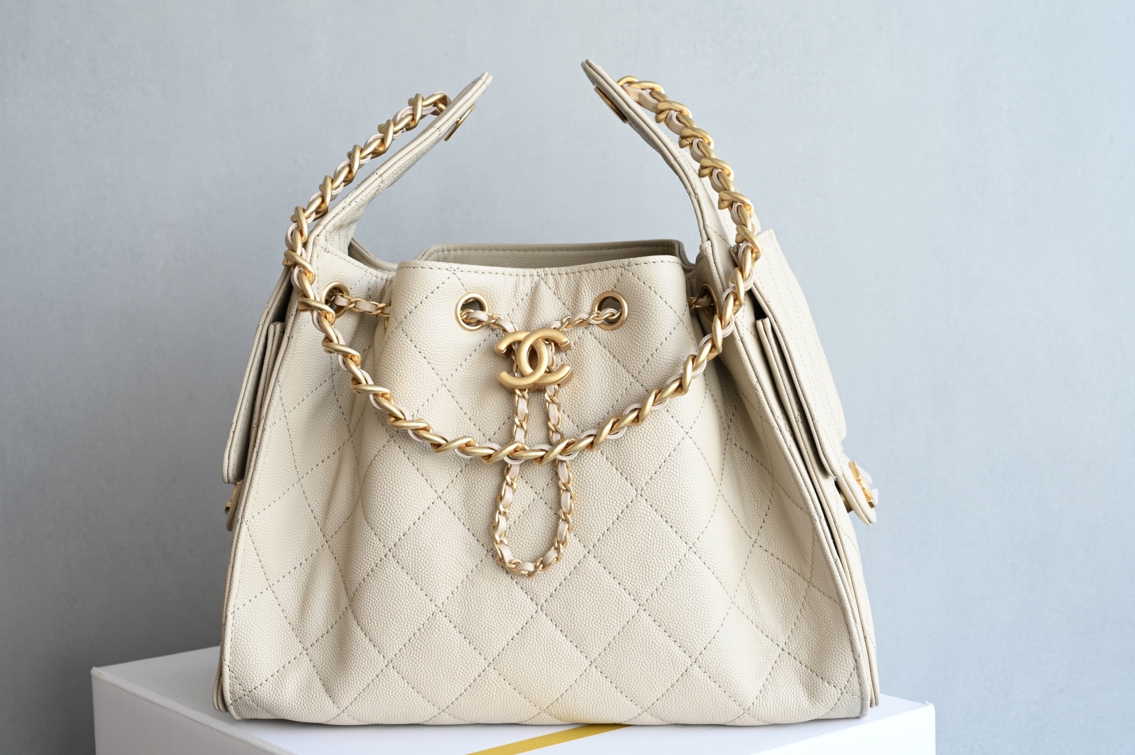 白金版▪️正品级 包装如图全新到货🆕𝗖𝗵𝗮𝗻𝗲𝟭 𝟮𝟱𝐒𝟐𝟓𝐁𝐚𝐠嬉皮购物包小号 杏色专柜售价𝟦𝟩𝟪𝟢𝟢