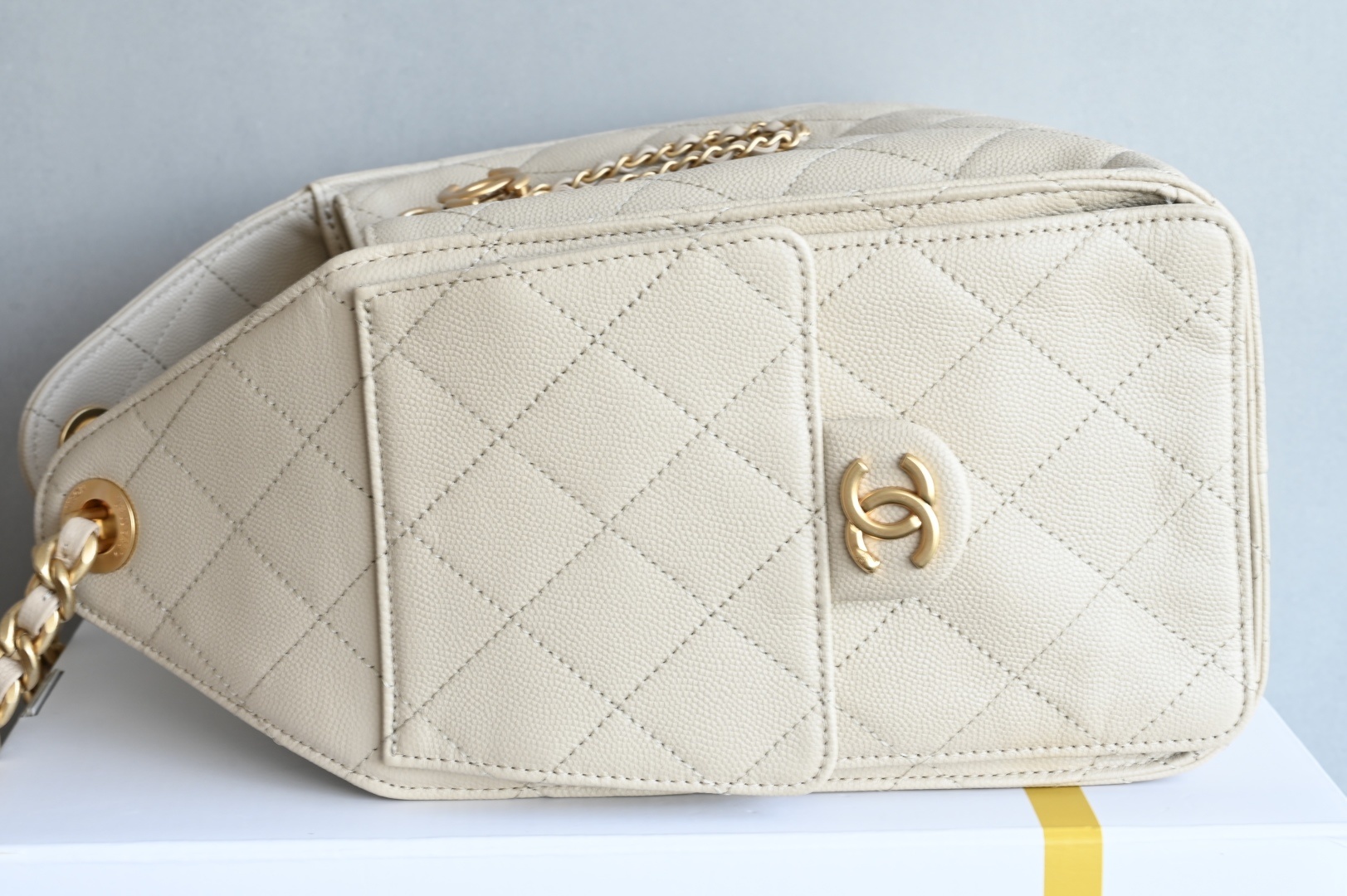 白金版▪️正品级 包装如图全新到货🆕𝗖𝗵𝗮𝗻𝗲𝟭 𝟮𝟱𝐒𝟐𝟓𝐁𝐚𝐠嬉皮购物包小号 杏色专柜售价𝟦𝟩𝟪𝟢𝟢