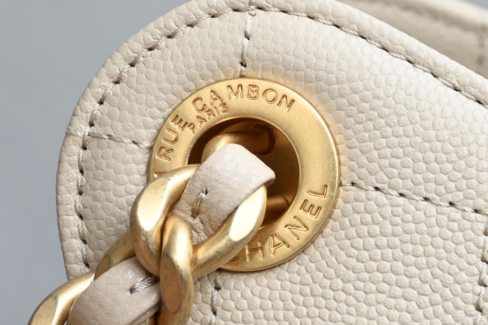 白金版▪️正品级 包装如图全新到货🆕𝗖𝗵𝗮𝗻𝗲𝟭 𝟮𝟱𝐒𝟐𝟓𝐁𝐚𝐠嬉皮购物包小号 杏色专柜售价𝟦𝟩𝟪𝟢𝟢