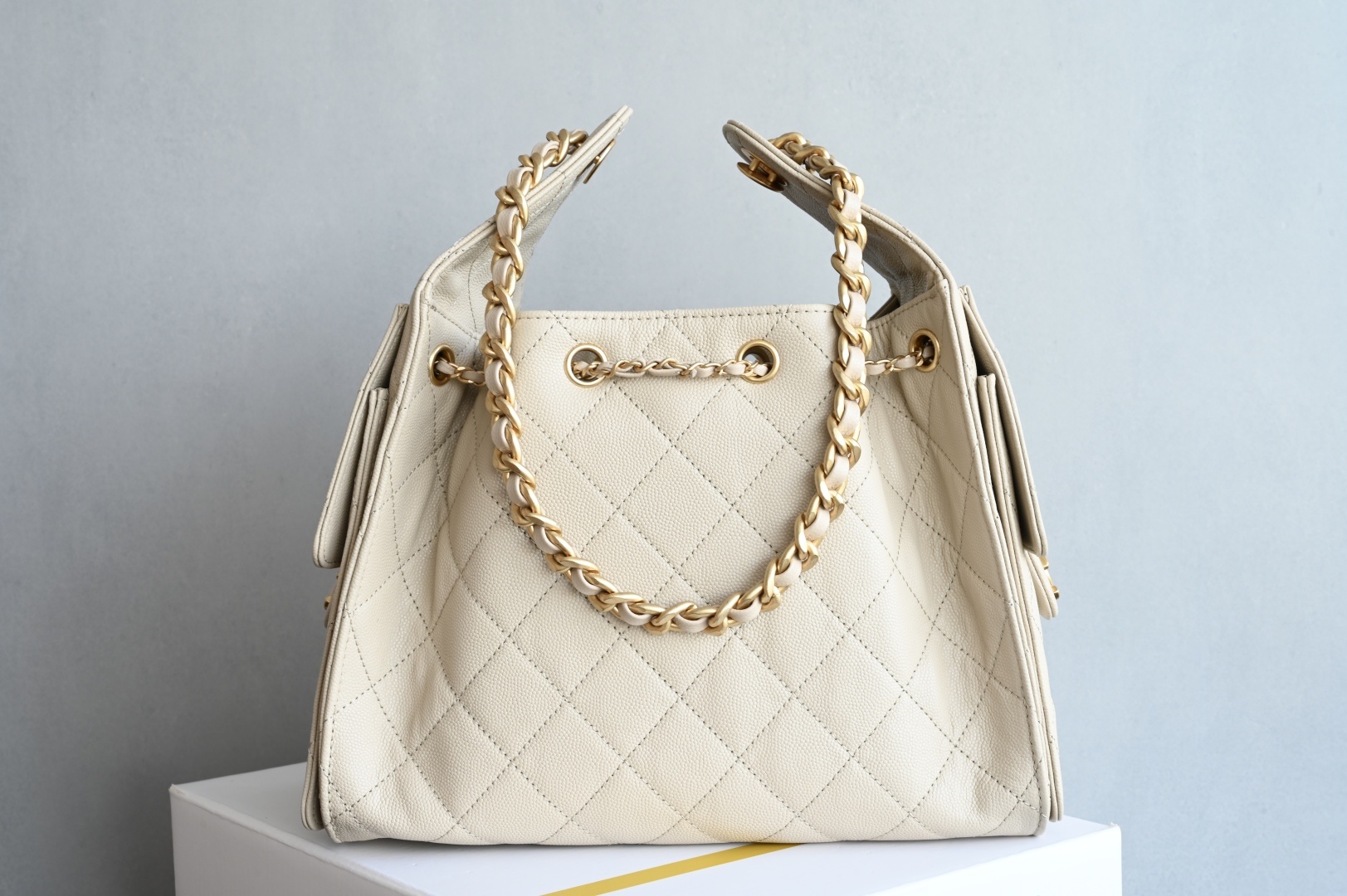 白金版▪️正品级 包装如图全新到货🆕𝗖𝗵𝗮𝗻𝗲𝟭 𝟮𝟱𝐒𝟐𝟓𝐁𝐚𝐠嬉皮购物包小号 杏色专柜售价𝟦𝟩𝟪𝟢𝟢