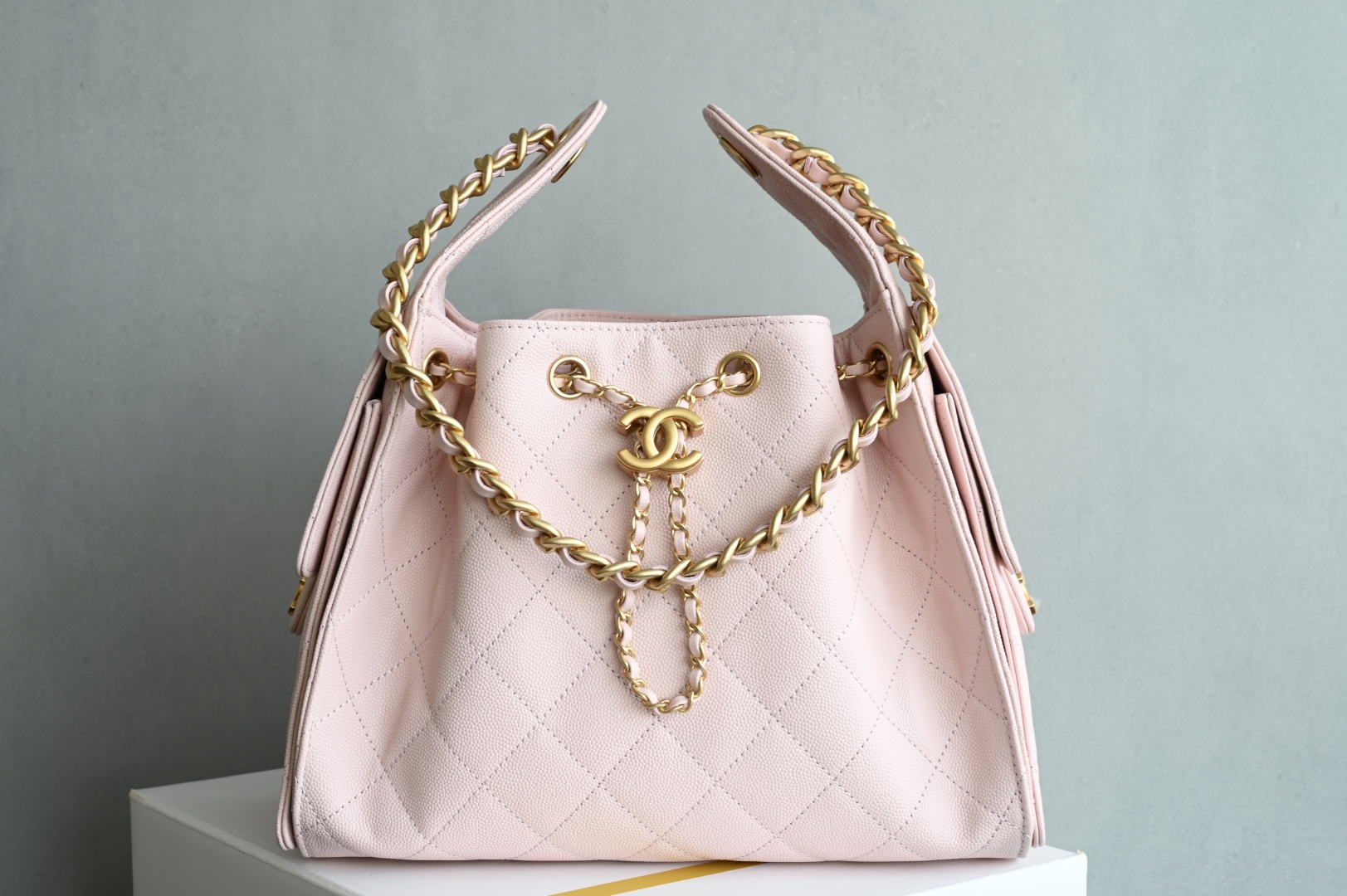 白金版▪️正品级 包装如图全新到货🆕𝗖𝗵𝗮𝗻𝗲𝟭 𝟮𝟱𝐒𝟐𝟓𝐁𝐚𝐠嬉皮购物包小号 粉色专柜售价𝟦𝟩𝟪𝟢𝟢