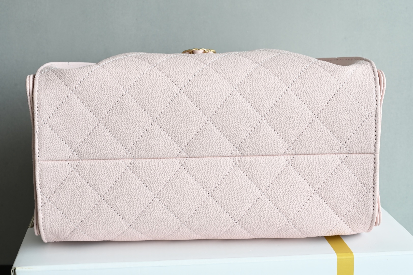 白金版▪️正品级 包装如图全新到货🆕𝗖𝗵𝗮𝗻𝗲𝟭 𝟮𝟱𝐒𝟐𝟓𝐁𝐚𝐠嬉皮购物包小号 粉色专柜售价𝟦𝟩𝟪𝟢𝟢