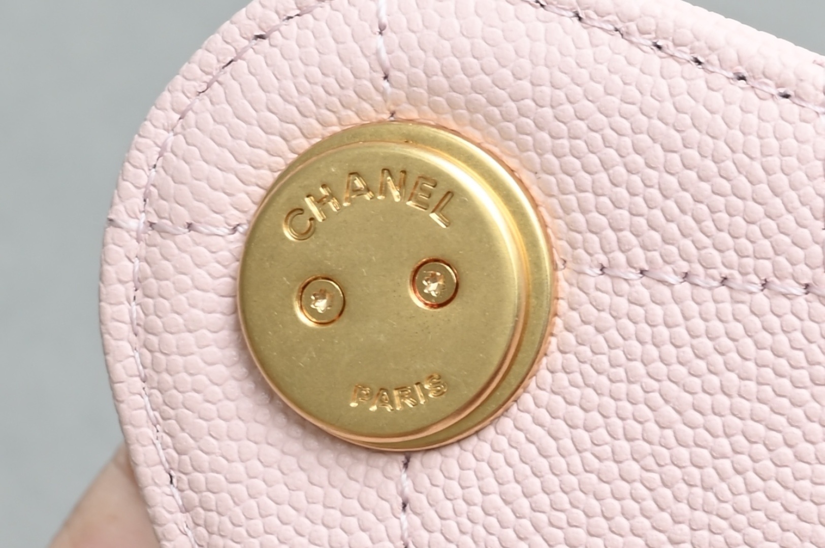 白金版▪️正品级 包装如图全新到货🆕𝗖𝗵𝗮𝗻𝗲𝟭 𝟮𝟱𝐒𝟐𝟓𝐁𝐚𝐠嬉皮购物包小号 粉色专柜售价𝟦𝟩𝟪𝟢𝟢