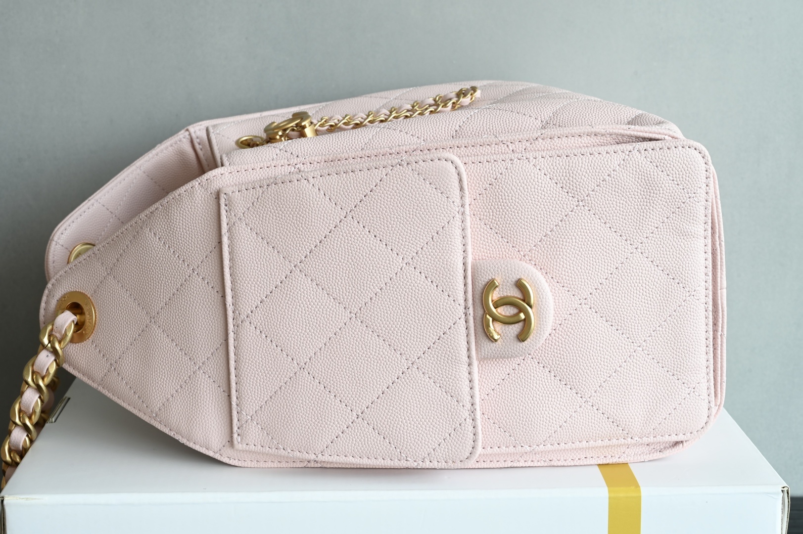 白金版▪️正品级 包装如图全新到货🆕𝗖𝗵𝗮𝗻𝗲𝟭 𝟮𝟱𝐒𝟐𝟓𝐁𝐚𝐠嬉皮购物包小号 粉色专柜售价𝟦𝟩𝟪𝟢𝟢