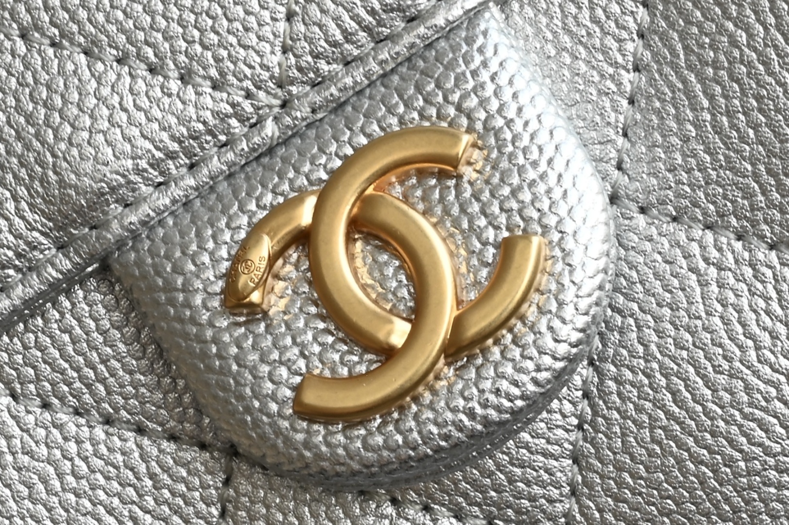 白金版▪️正品级 包装如图全新到货🆕𝗖𝗵𝗮𝗻𝗲𝟭 𝟮𝟱𝐒𝟐𝟓𝐁𝐚𝐠嬉皮购物包小号 银色专柜售价𝟦𝟩𝟪𝟢𝟢