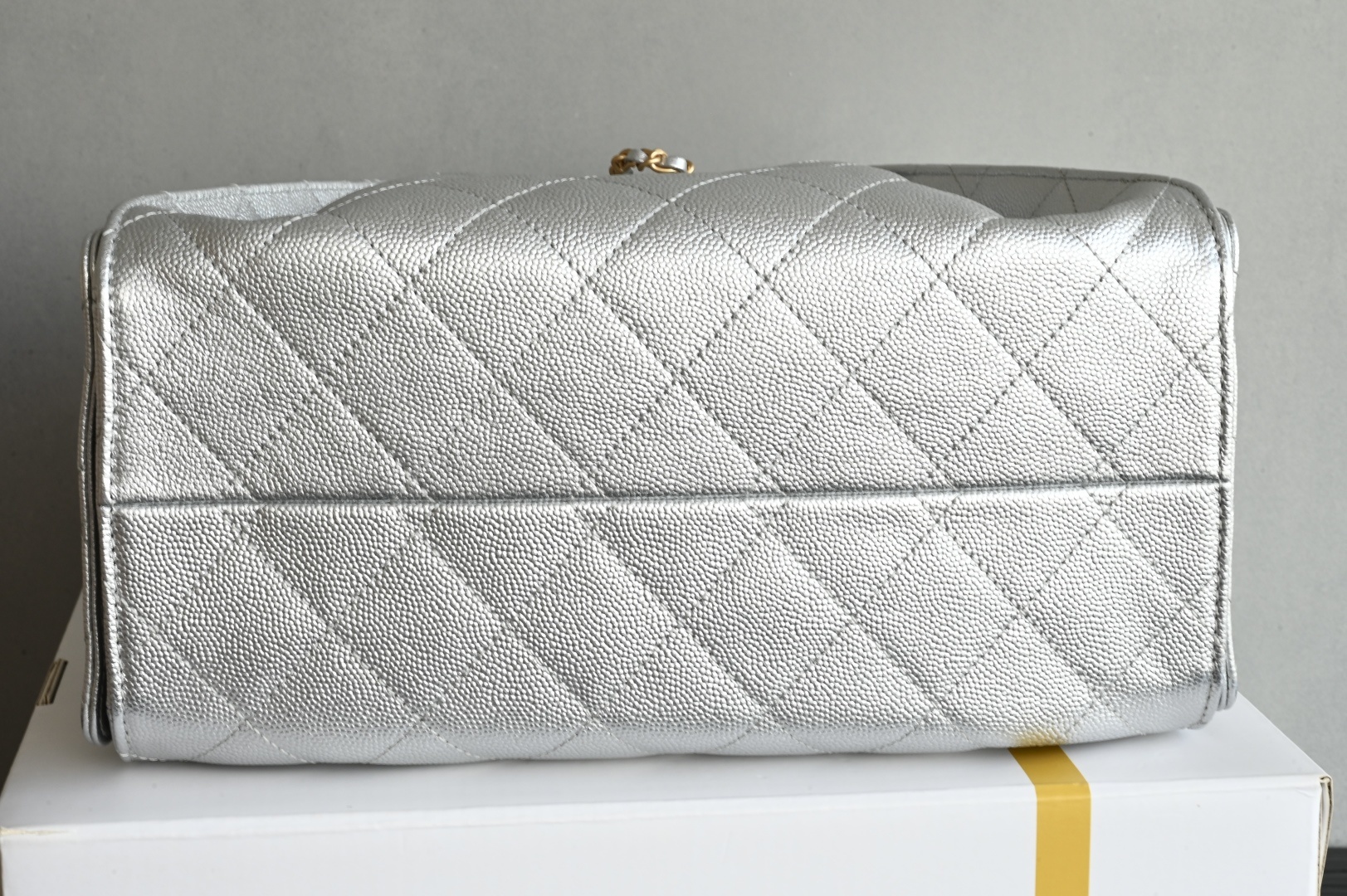 白金版▪️正品级 包装如图全新到货🆕𝗖𝗵𝗮𝗻𝗲𝟭 𝟮𝟱𝐒𝟐𝟓𝐁𝐚𝐠嬉皮购物包小号 银色专柜售价𝟦𝟩𝟪𝟢𝟢