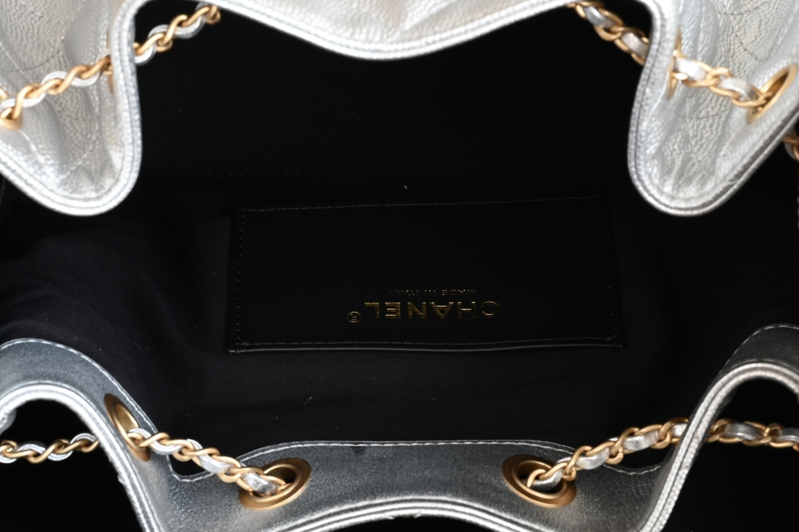 白金版▪️正品级 包装如图全新到货🆕𝗖𝗵𝗮𝗻𝗲𝟭 𝟮𝟱𝐒𝟐𝟓𝐁𝐚𝐠嬉皮购物包小号 银色专柜售价𝟦𝟩𝟪𝟢𝟢