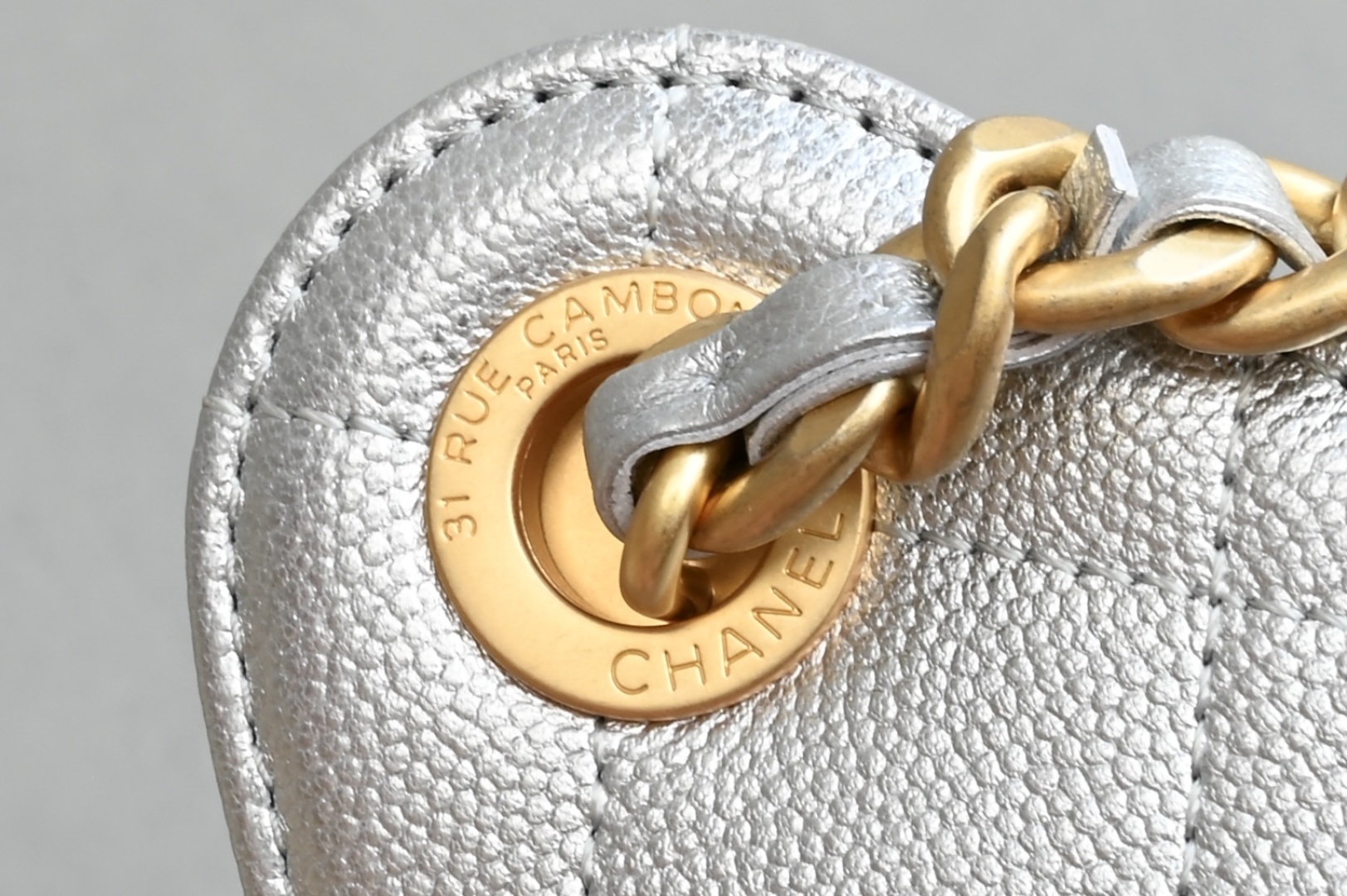 白金版▪️正品级 包装如图全新到货🆕𝗖𝗵𝗮𝗻𝗲𝟭 𝟮𝟱𝐒𝟐𝟓𝐁𝐚𝐠嬉皮购物包小号 银色专柜售价𝟦𝟩𝟪𝟢𝟢