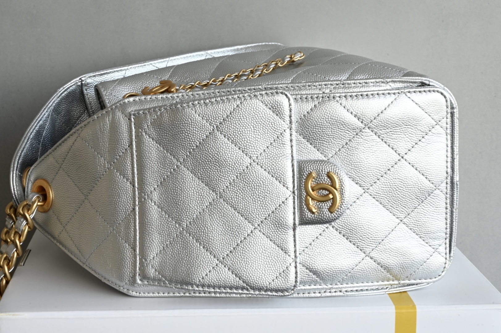 白金版▪️正品级 包装如图全新到货🆕𝗖𝗵𝗮𝗻𝗲𝟭 𝟮𝟱𝐒𝟐𝟓𝐁𝐚𝐠嬉皮购物包小号 银色专柜售价𝟦𝟩𝟪𝟢𝟢