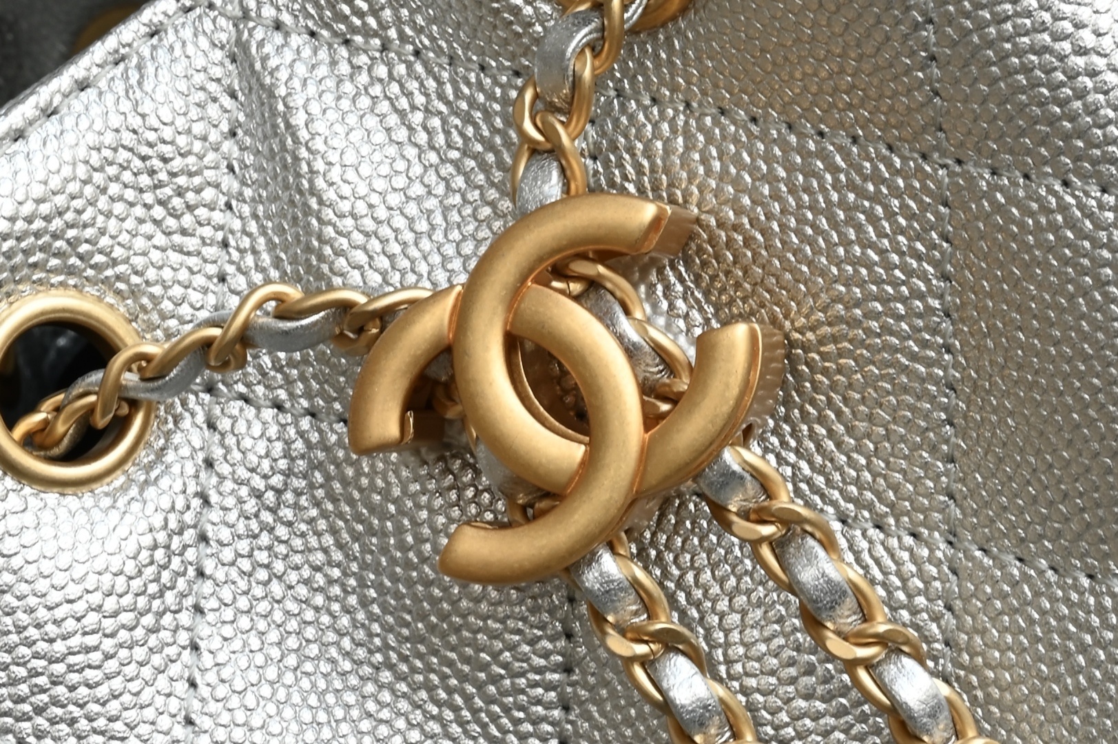 白金版▪️正品级 包装如图全新到货🆕𝗖𝗵𝗮𝗻𝗲𝟭 𝟮𝟱𝐒𝟐𝟓𝐁𝐚𝐠嬉皮购物包小号 银色专柜售价𝟦𝟩𝟪𝟢𝟢