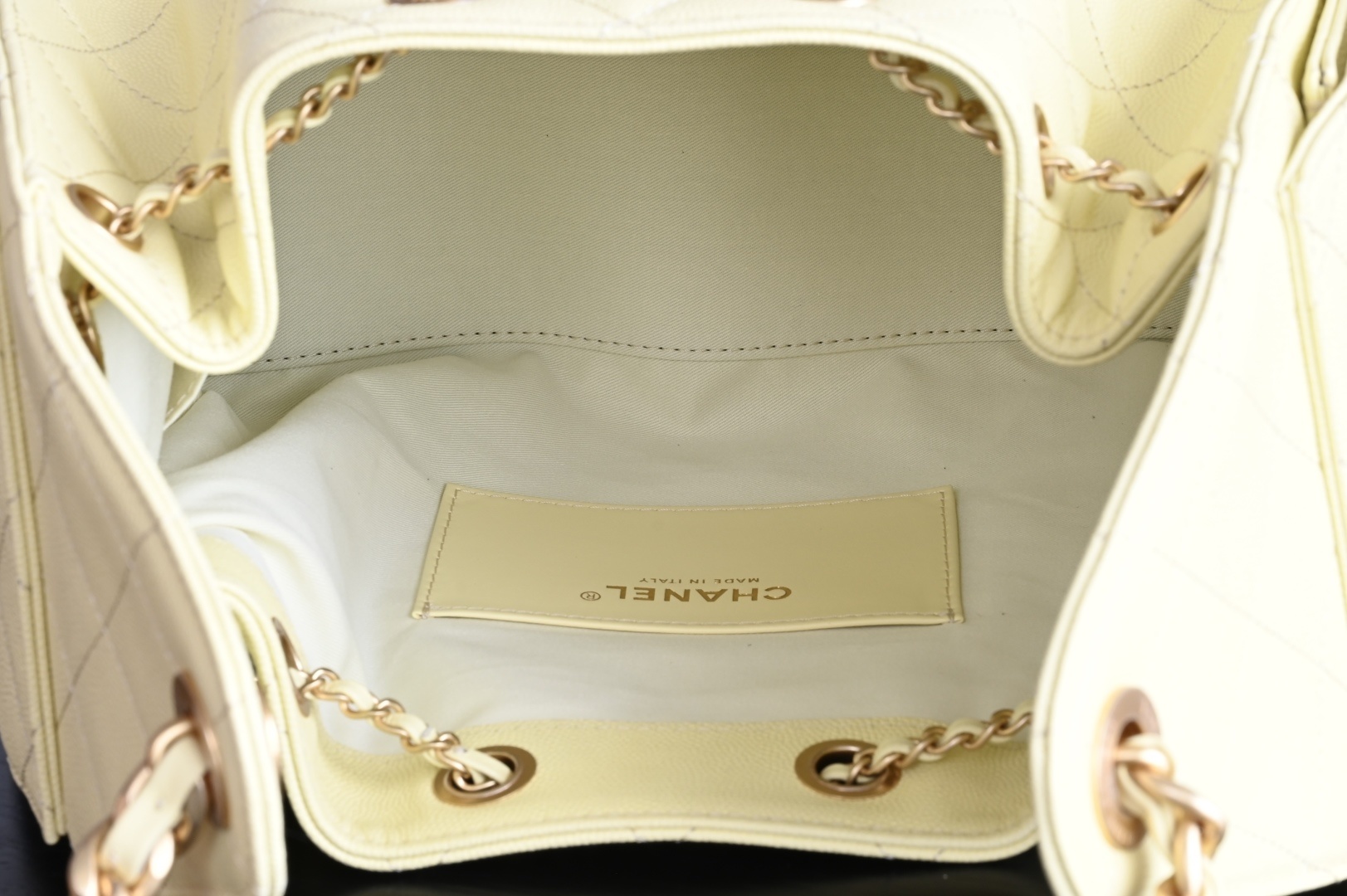 白金版▪️正品级 包装如图全新到货🆕𝗖𝗵𝗮𝗻𝗲𝟭 𝟮𝟓𝐬𝟐𝟓𝐁𝐚𝐠嬉皮购物包小号 小鸡黄专柜售价𝟦𝟩𝟪𝟢