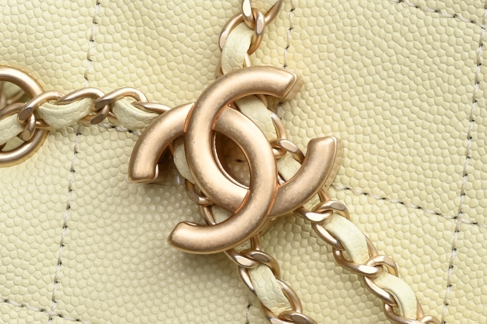 白金版▪️正品级 包装如图全新到货🆕𝗖𝗵𝗮𝗻𝗲𝟭 𝟮𝟓𝐬𝟐𝟓𝐁𝐚𝐠嬉皮购物包小号 小鸡黄专柜售价𝟦𝟩𝟪𝟢