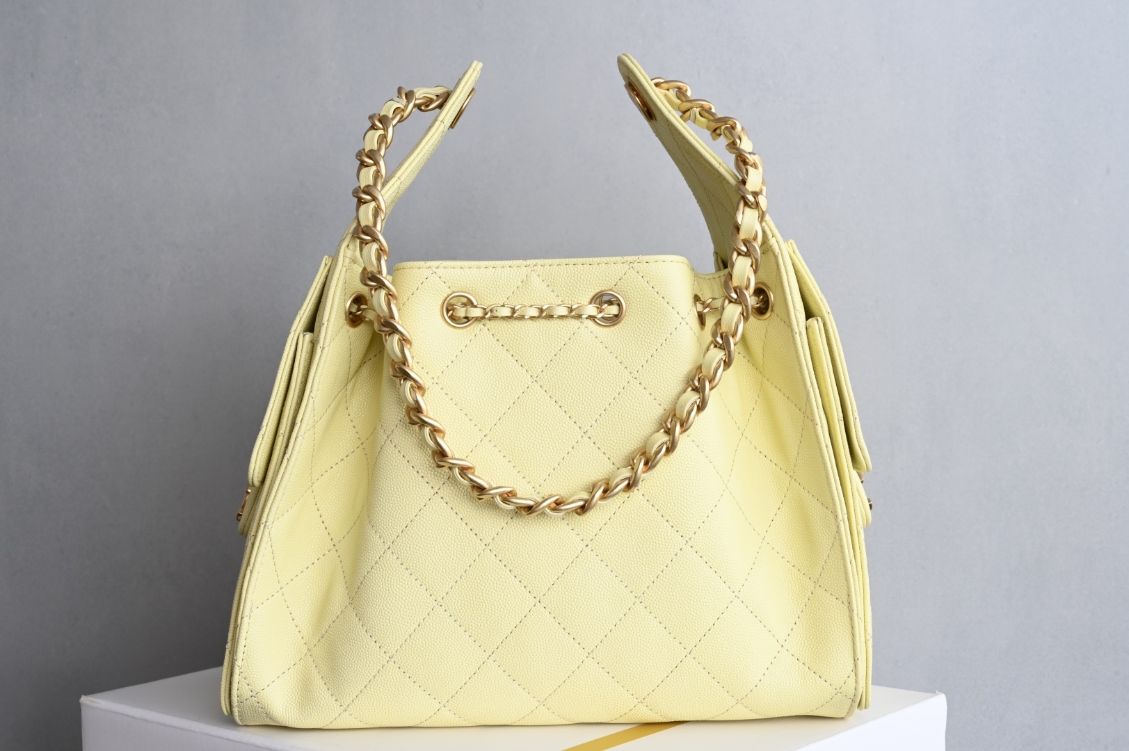 白金版▪️正品级 包装如图全新到货🆕𝗖𝗵𝗮𝗻𝗲𝟭 𝟮𝟓𝐬𝟐𝟓𝐁𝐚𝐠嬉皮购物包小号 小鸡黄专柜售价𝟦𝟩𝟪𝟢