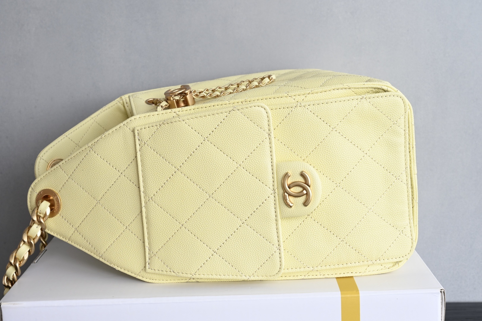 白金版▪️正品级 包装如图全新到货🆕𝗖𝗵𝗮𝗻𝗲𝟭 𝟮𝟓𝐬𝟐𝟓𝐁𝐚𝐠嬉皮购物包小号 小鸡黄专柜售价𝟦𝟩𝟪𝟢