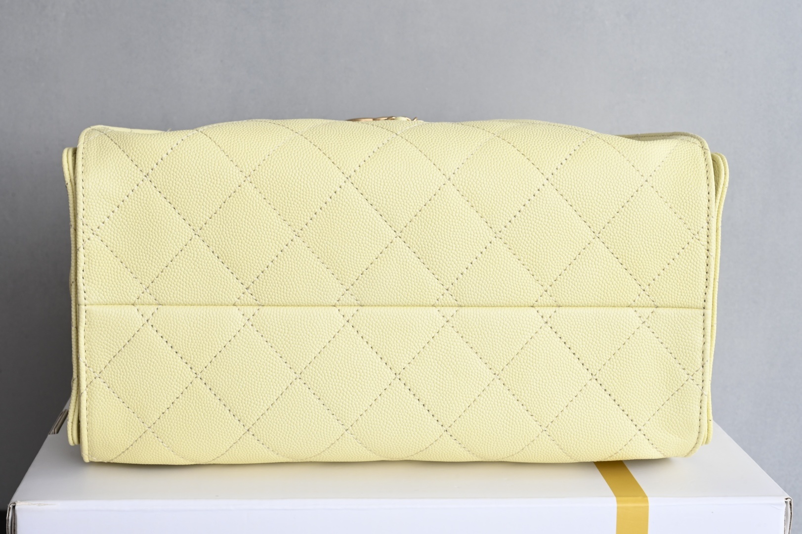 白金版▪️正品级 包装如图全新到货🆕𝗖𝗵𝗮𝗻𝗲𝟭 𝟮𝟓𝐬𝟐𝟓𝐁𝐚𝐠嬉皮购物包小号 小鸡黄专柜售价𝟦𝟩𝟪𝟢