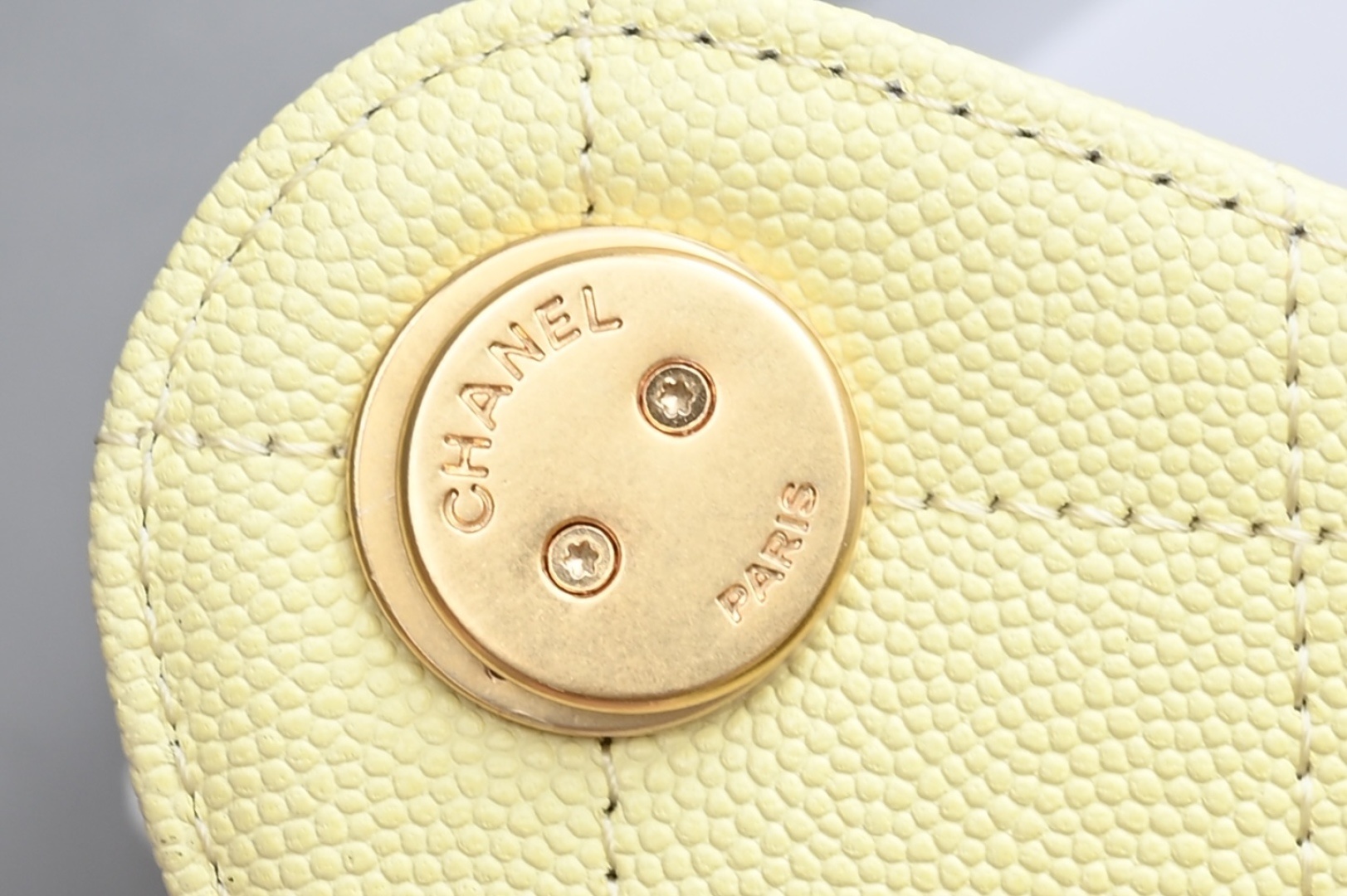 白金版▪️正品级 包装如图全新到货🆕𝗖𝗵𝗮𝗻𝗲𝟭 𝟮𝟓𝐬𝟐𝟓𝐁𝐚𝐠嬉皮购物包小号 小鸡黄专柜售价𝟦𝟩𝟪𝟢