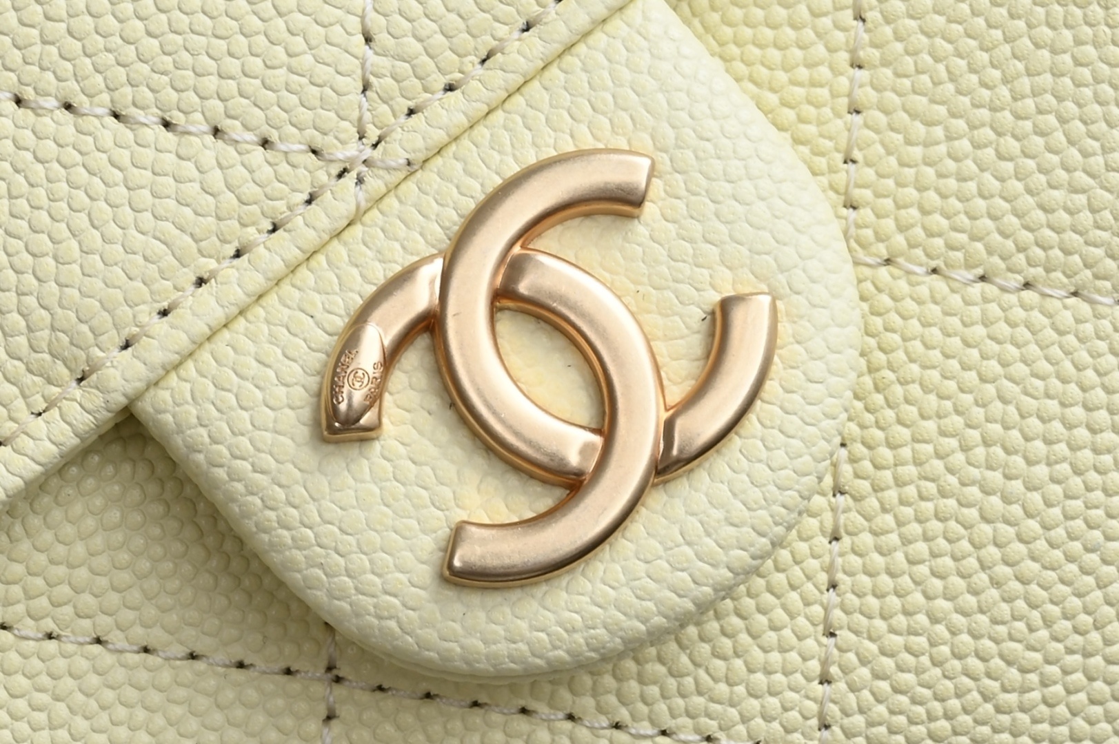 白金版▪️正品级 包装如图全新到货🆕𝗖𝗵𝗮𝗻𝗲𝟭 𝟮𝟓𝐬𝟐𝟓𝐁𝐚𝐠嬉皮购物包小号 小鸡黄专柜售价𝟦𝟩𝟪𝟢