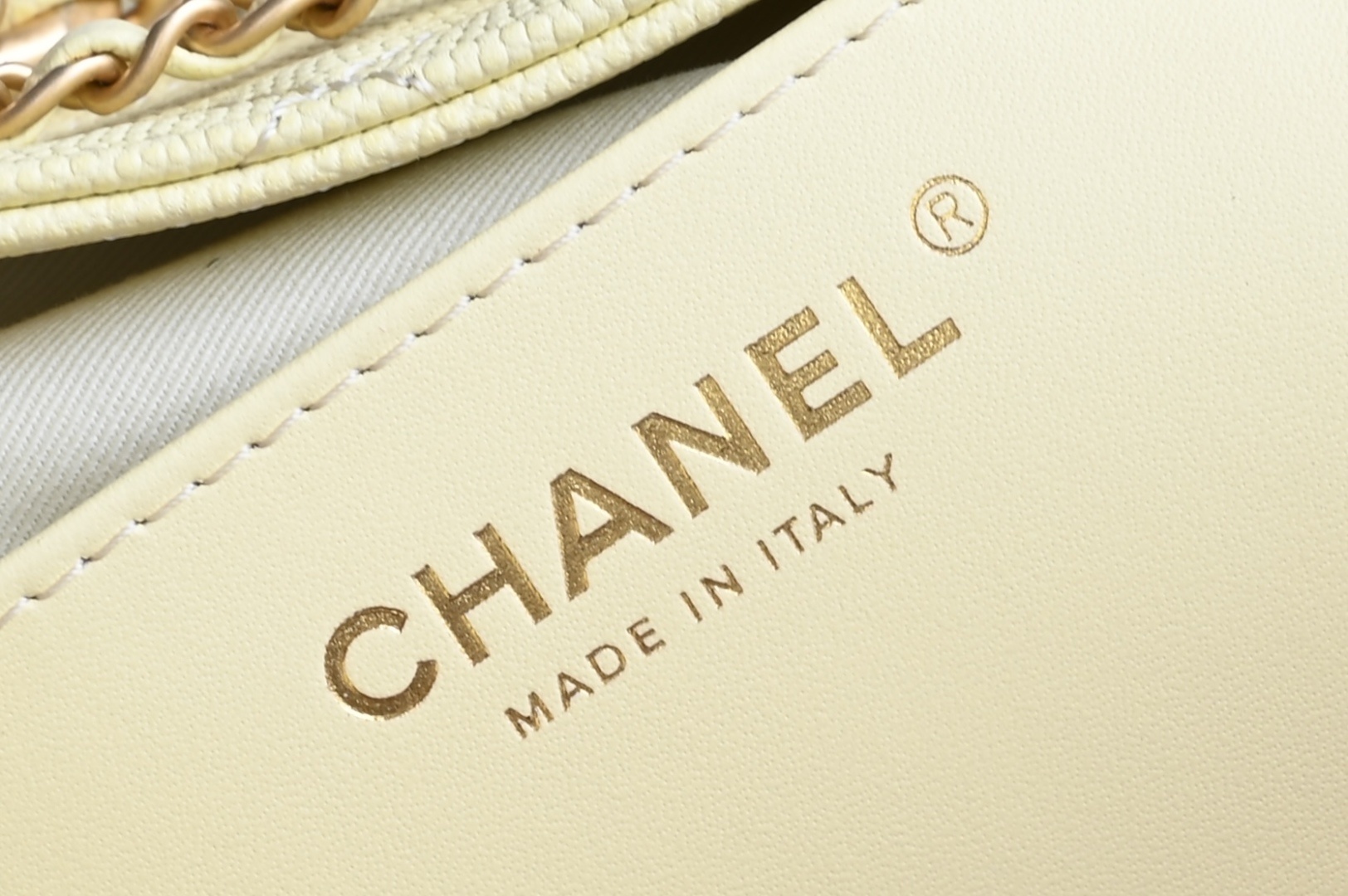 白金版▪️正品级 包装如图全新到货🆕𝗖𝗵𝗮𝗻𝗲𝟭 𝟮𝟓𝐬𝟐𝟓𝐁𝐚𝐠嬉皮购物包小号 小鸡黄专柜售价𝟦𝟩𝟪𝟢