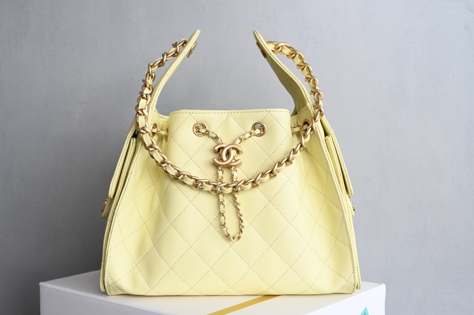 白金版▪️正品级 包装如图全新到货🆕𝗖𝗵𝗮𝗻𝗲𝟭 𝟮𝟓𝐬𝟐𝟓𝐁𝐚𝐠嬉皮购物包小号 小鸡黄专柜售价𝟦𝟩𝟪𝟢