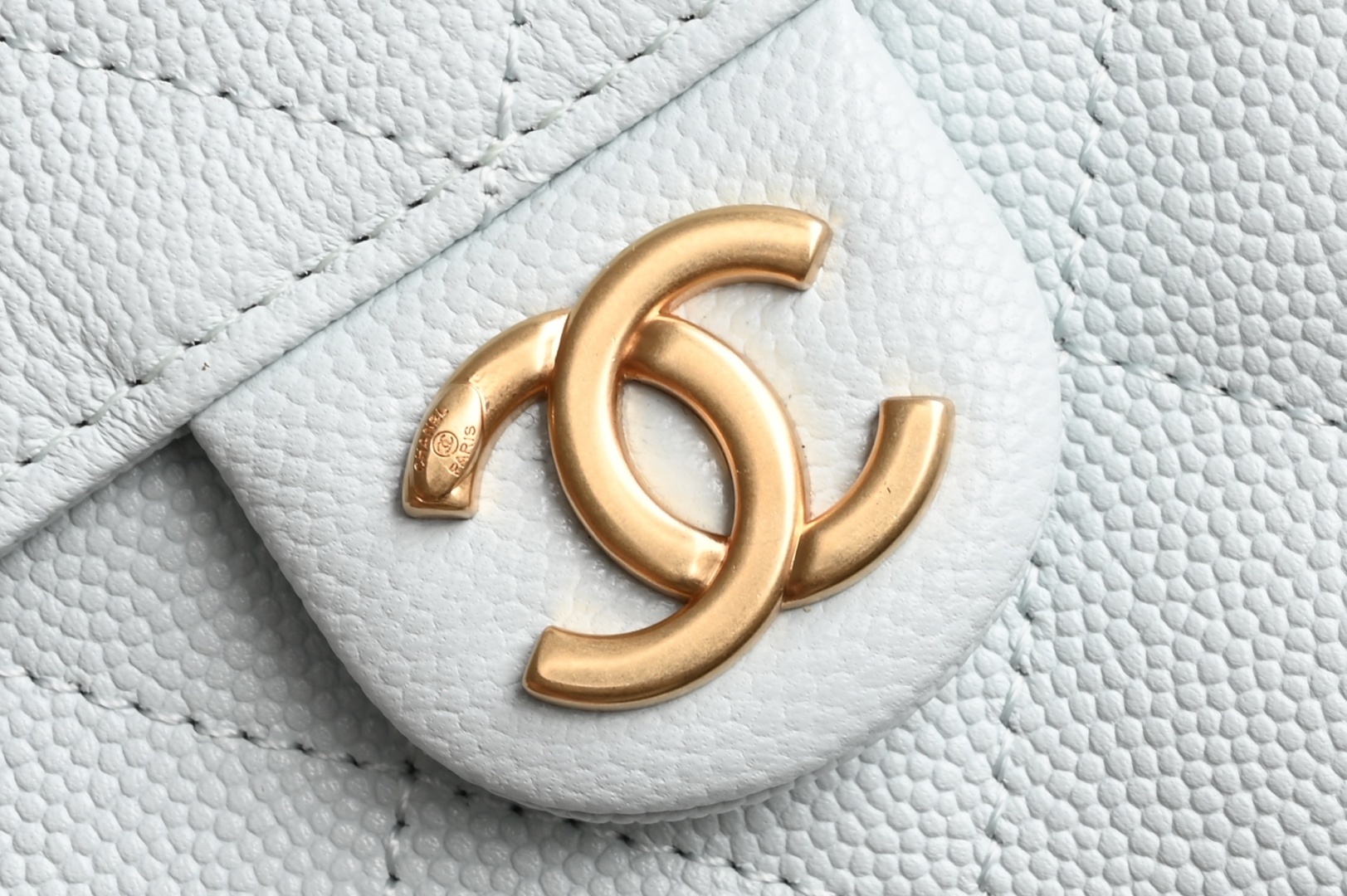 白金版▪️正品级 包装如图全新到货🆕𝗖𝗵𝗮𝗻𝗲𝟭 𝟮𝟓𝐬𝟐𝟓𝐁𝐚𝐠嬉皮购物包小号 浅蓝专柜售价𝟦𝟩𝟪𝟢𝟢