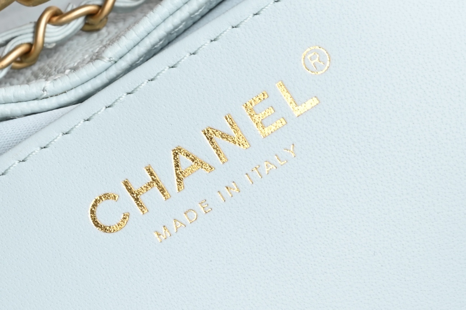 白金版▪️正品级 包装如图全新到货🆕𝗖𝗵𝗮𝗻𝗲𝟭 𝟮𝟓𝐬𝟐𝟓𝐁𝐚𝐠嬉皮购物包小号 浅蓝专柜售价𝟦𝟩𝟪𝟢𝟢