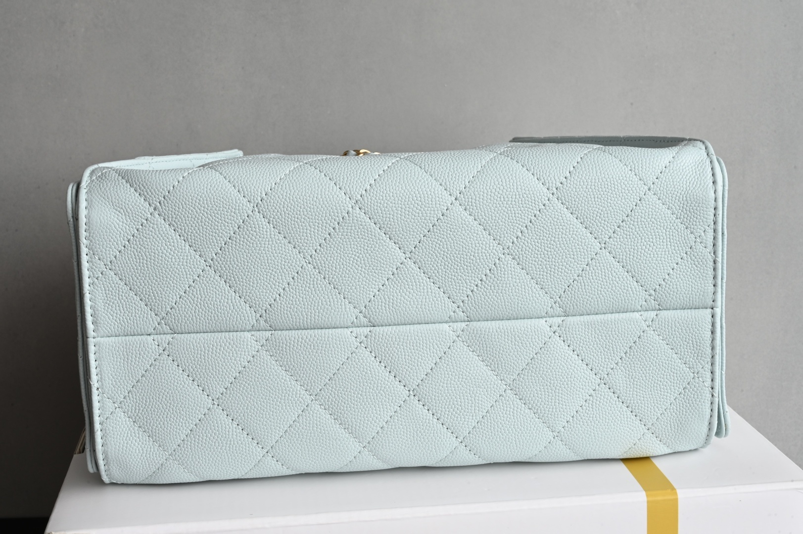 白金版▪️正品级 包装如图全新到货🆕𝗖𝗵𝗮𝗻𝗲𝟭 𝟮𝟓𝐬𝟐𝟓𝐁𝐚𝐠嬉皮购物包小号 浅蓝专柜售价𝟦𝟩𝟪𝟢𝟢