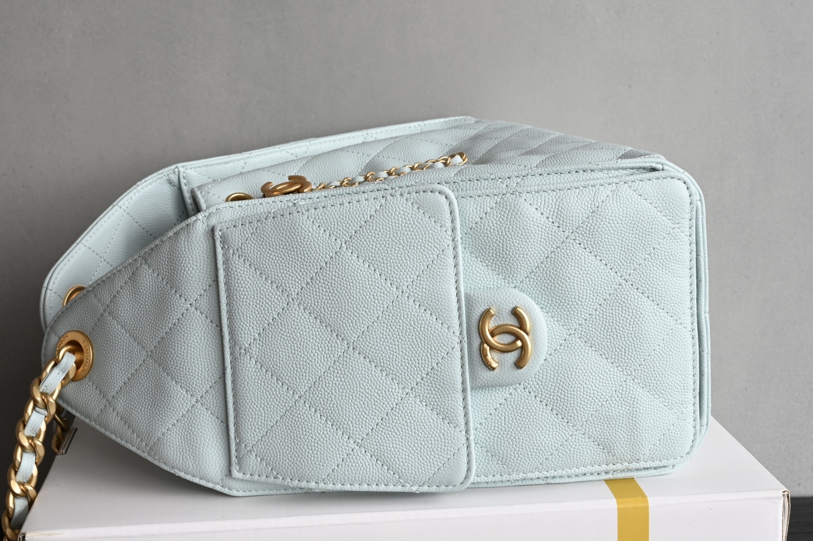 白金版▪️正品级 包装如图全新到货🆕𝗖𝗵𝗮𝗻𝗲𝟭 𝟮𝟓𝐬𝟐𝟓𝐁𝐚𝐠嬉皮购物包小号 浅蓝专柜售价𝟦𝟩𝟪𝟢𝟢