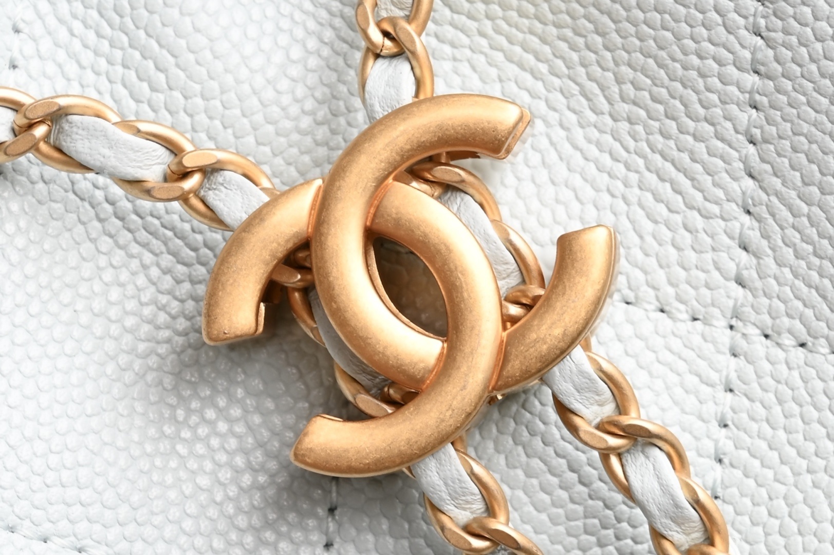 白金版▪️正品级 包装如图全新到货🆕𝗖𝗵𝗮𝗻𝗲𝟭 𝟮𝟓𝐬𝟐𝟓𝐁𝐚𝐠嬉皮购物包小号 浅蓝专柜售价𝟦𝟩𝟪𝟢𝟢