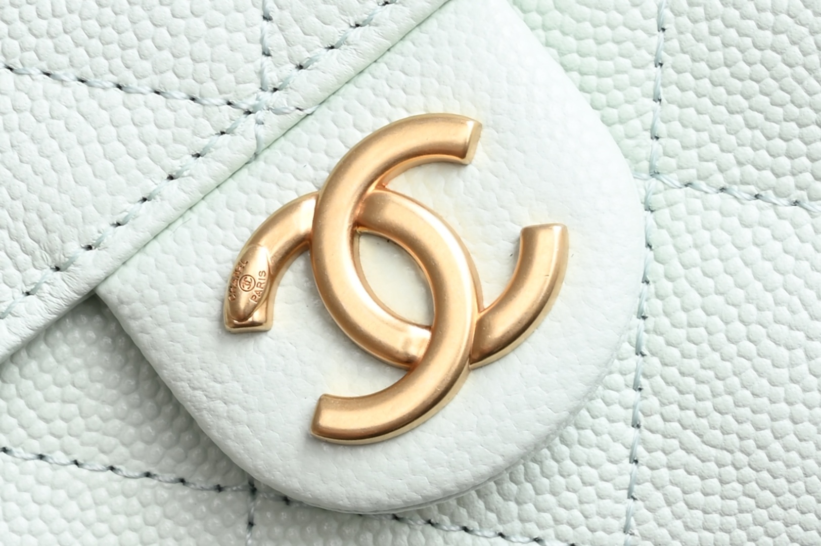 白金版▪️正品级 包装如图全新到货🆕𝗖𝗵𝗮𝗻𝗲𝟭 𝟮𝟓𝐒𝟐𝟓𝐁𝐚𝐠嬉皮购物包小号 薄荷绿专柜售价𝟦𝟩𝟪𝟢