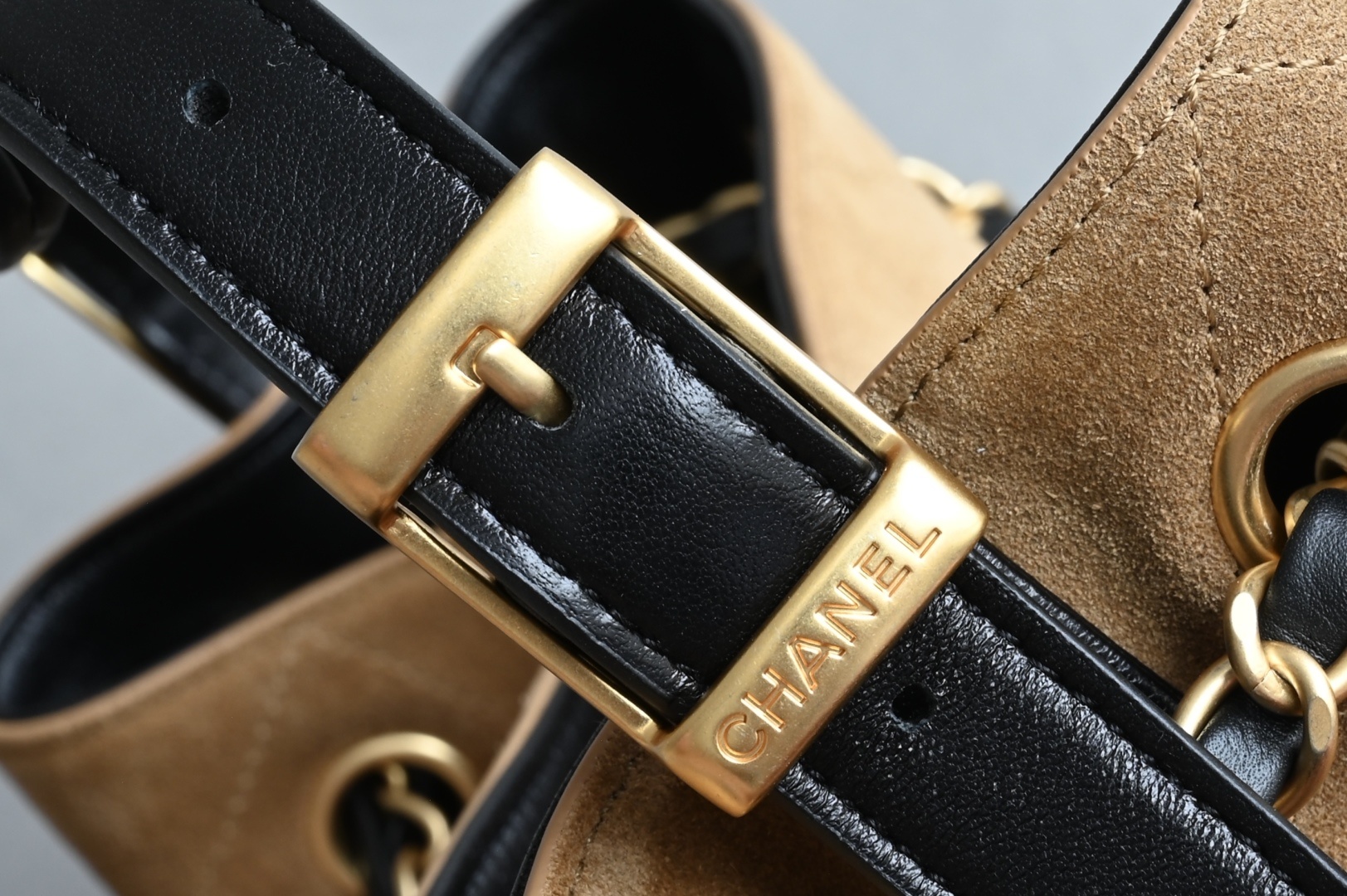 白金版▪️正品级 包装如图全新到货🆕𝗖𝗵𝗮𝗻𝗲𝟭 𝟮𝟱𝗔购物袋𝗁𝗈𝖻𝗈小号 土黄拼黑专柜售价𝟧𝟨𝟢𝟢𝟢𝗋