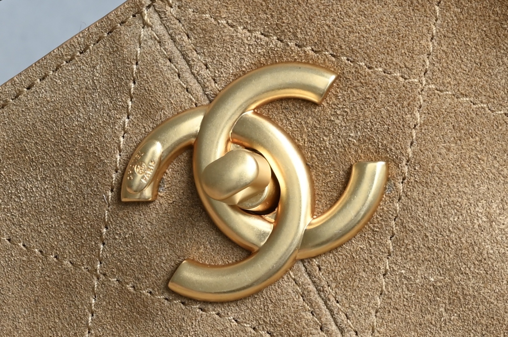 白金版▪️正品级 包装如图全新到货🆕𝗖𝗵𝗮𝗻𝗲𝟭 𝟮𝟱𝗔购物袋𝗁𝗈𝖻𝗈小号 土黄拼黑专柜售价𝟧𝟨𝟢𝟢𝟢𝗋