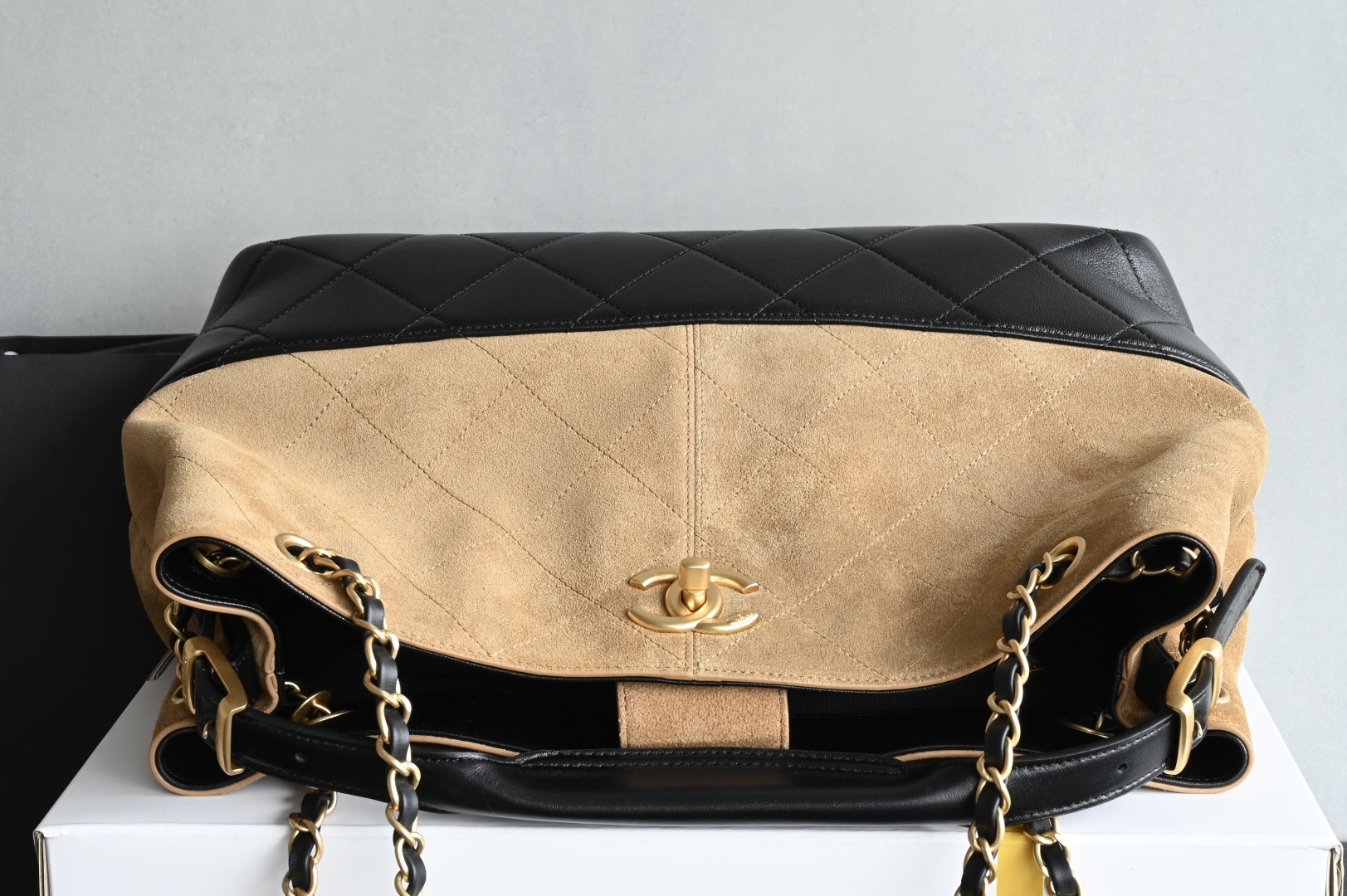 白金版▪️正品级 包装如图全新到货🆕𝗖𝗵𝗮𝗻𝗲𝟭 𝟮𝟱𝗔购物袋𝗁𝗈𝖻𝗈小号 土黄拼黑专柜售价𝟧𝟨𝟢𝟢𝟢𝗋