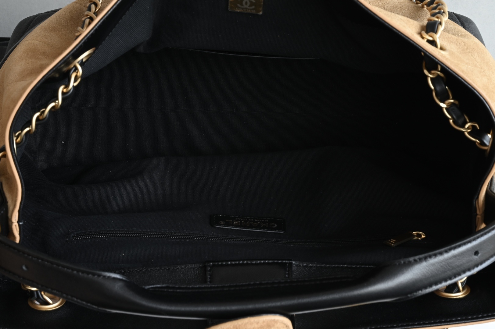 白金版▪️正品级 包装如图全新到货🆕𝗖𝗵𝗮𝗻𝗲𝟭 𝟮𝟱𝗔购物袋𝗁𝗈𝖻𝗈小号 土黄拼黑专柜售价𝟧𝟨𝟢𝟢𝟢𝗋