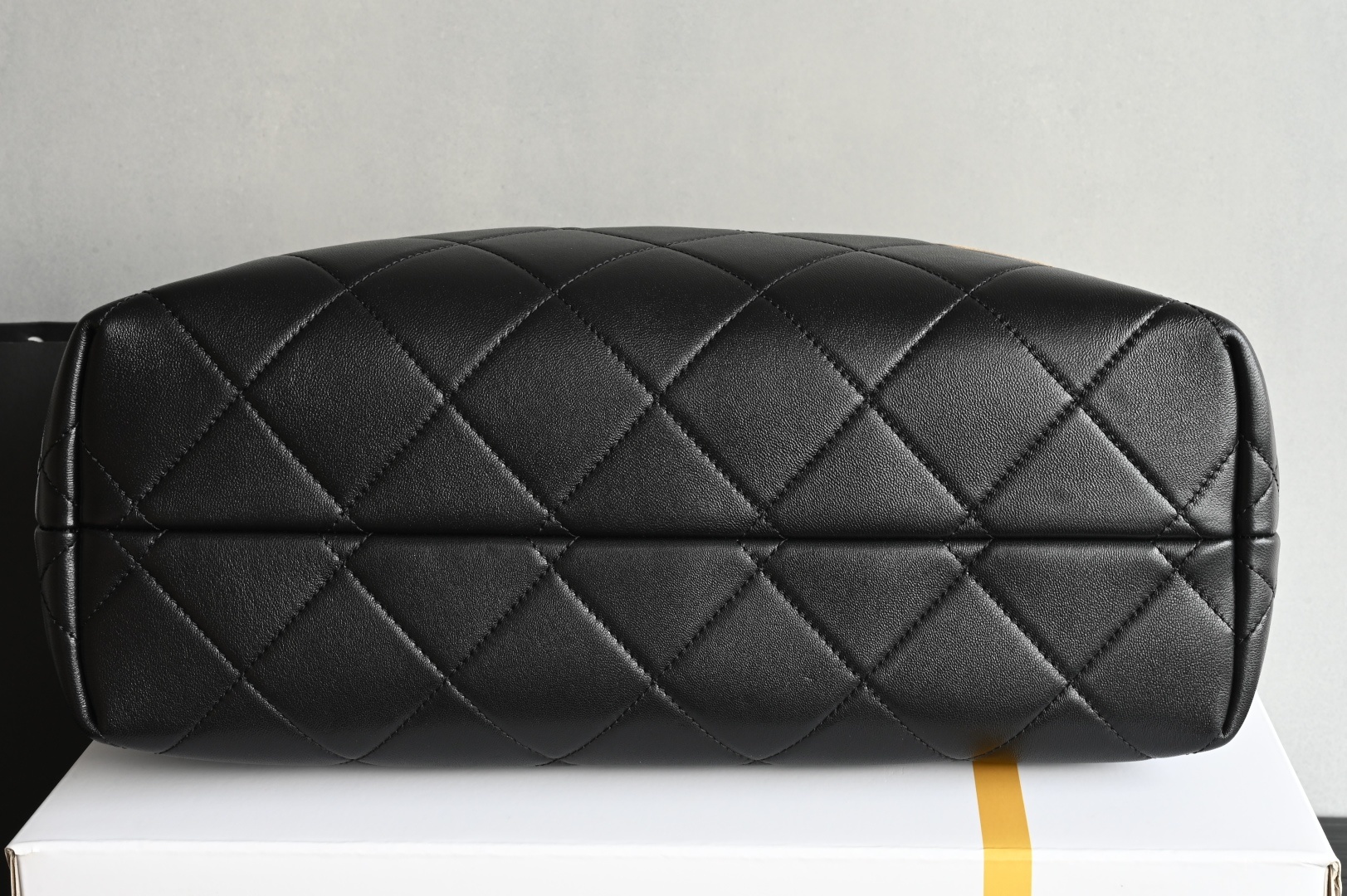 白金版▪️正品级 包装如图全新到货🆕𝗖𝗵𝗮𝗻𝗲𝟭 𝟮𝟱𝗔购物袋𝗁𝗈𝖻𝗈小号 土黄拼黑专柜售价𝟧𝟨𝟢𝟢𝟢𝗋