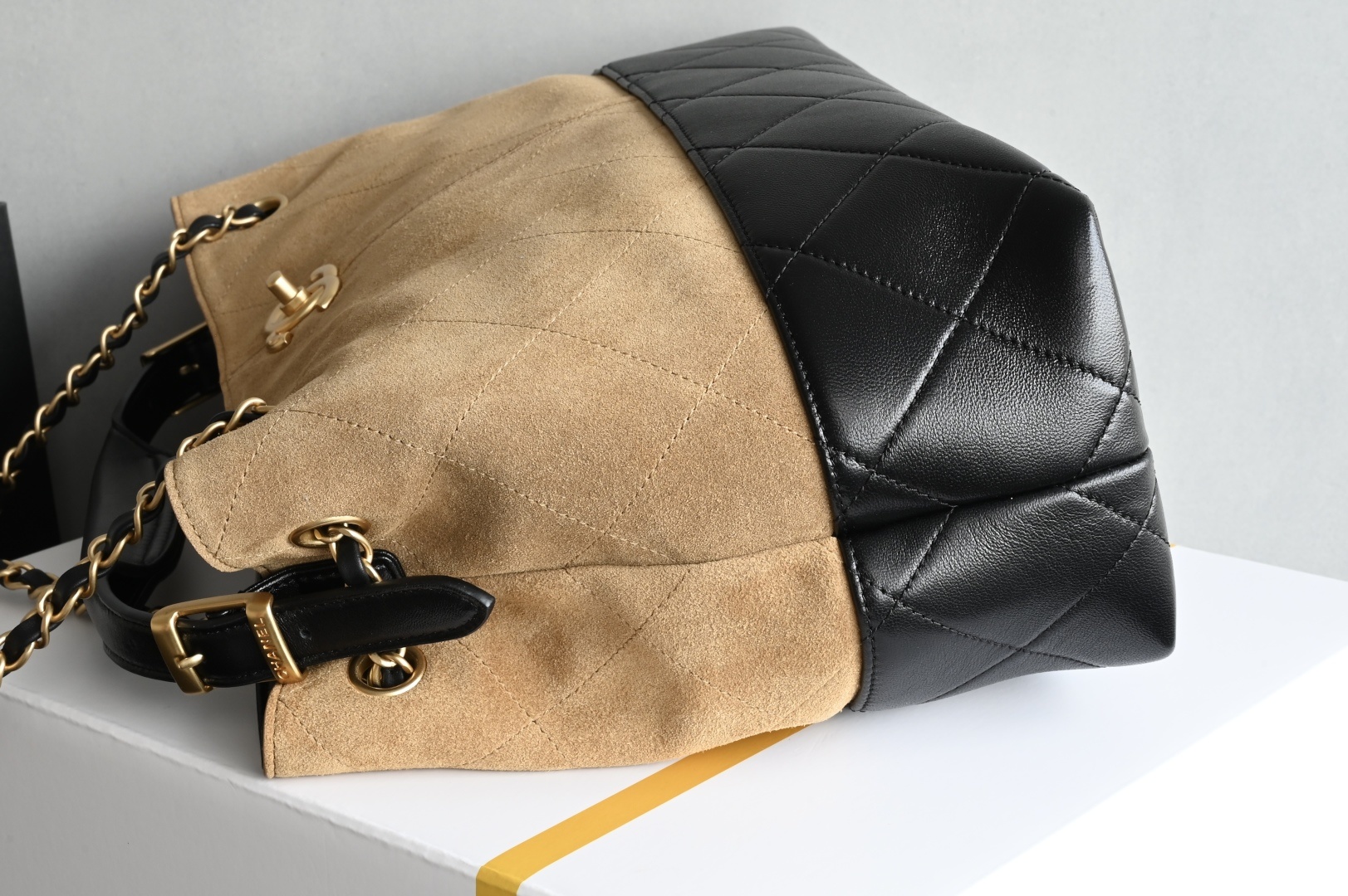 白金版▪️正品级 包装如图全新到货🆕𝗖𝗵𝗮𝗻𝗲𝟭 𝟮𝟱𝗔购物袋𝗁𝗈𝖻𝗈小号 土黄拼黑专柜售价𝟧𝟨𝟢𝟢𝟢𝗋