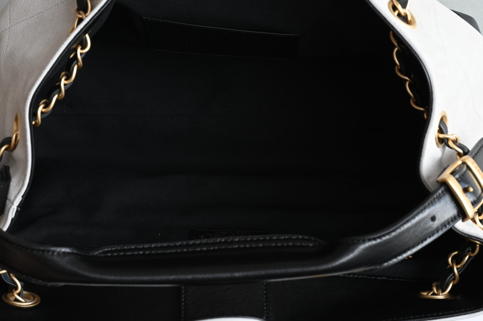 白金版▪️正品级 包装如图全新到货🆕𝗖𝗵𝗮𝗻𝗲𝟭 𝟮𝟱𝗔购物袋𝗁𝗈𝖻𝗈小号 灰拼黑专柜售价𝟧𝟨𝟢𝟢𝟢𝗋𝗆