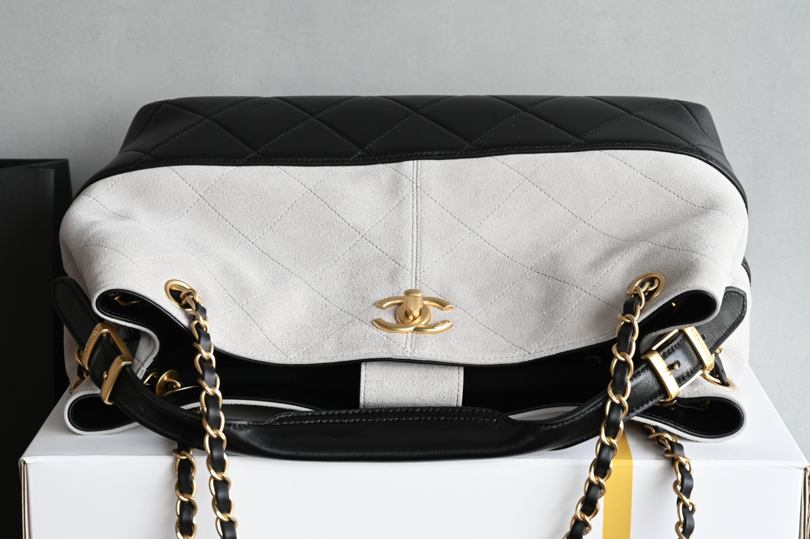 白金版▪️正品级 包装如图全新到货🆕𝗖𝗵𝗮𝗻𝗲𝟭 𝟮𝟱𝗔购物袋𝗁𝗈𝖻𝗈小号 灰拼黑专柜售价𝟧𝟨𝟢𝟢𝟢𝗋𝗆