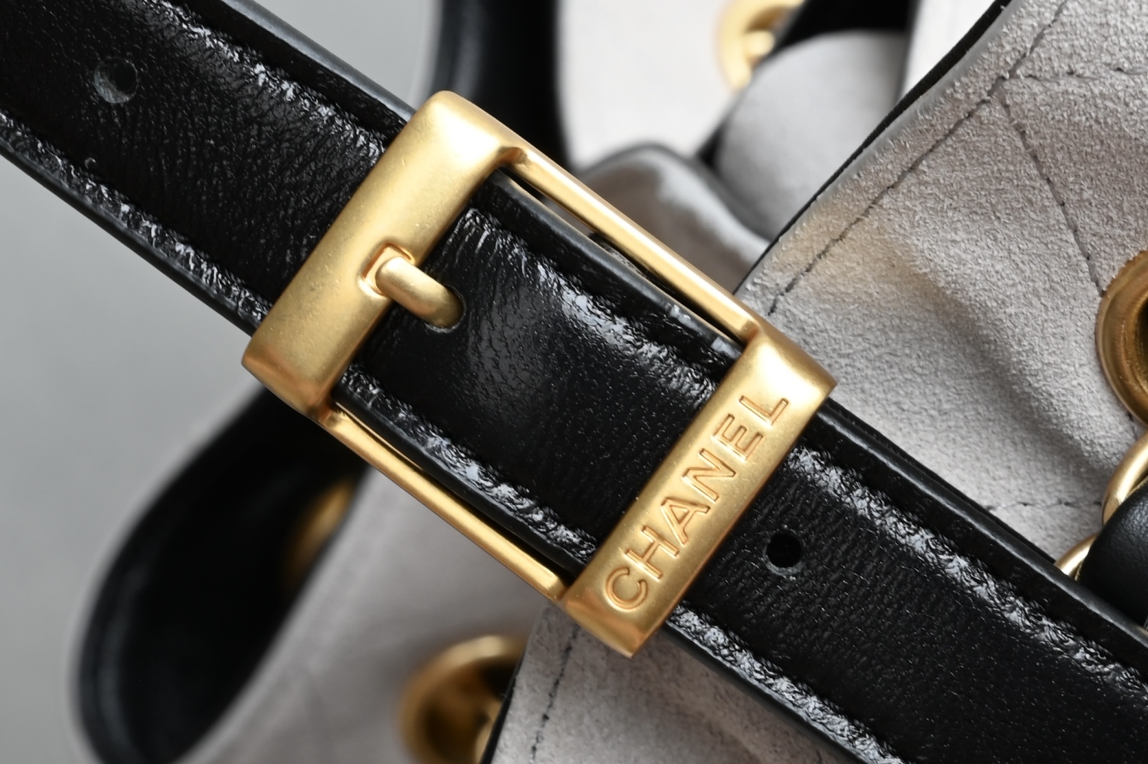 白金版▪️正品级 包装如图全新到货🆕𝗖𝗵𝗮𝗻𝗲𝟭 𝟮𝟱𝗔购物袋𝗁𝗈𝖻𝗈小号 灰拼黑专柜售价𝟧𝟨𝟢𝟢𝟢𝗋𝗆