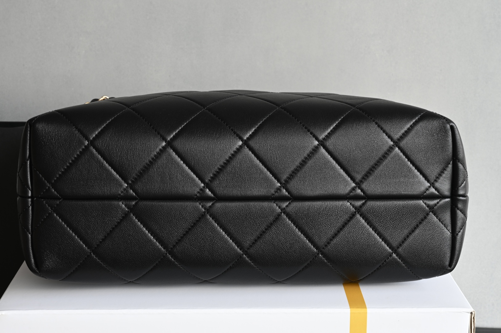 白金版▪️正品级 包装如图全新到货🆕𝗖𝗵𝗮𝗻𝗲𝟭 𝟮𝟱𝗔购物袋𝗁𝗈𝖻𝗈小号 灰拼黑专柜售价𝟧𝟨𝟢𝟢𝟢𝗋𝗆