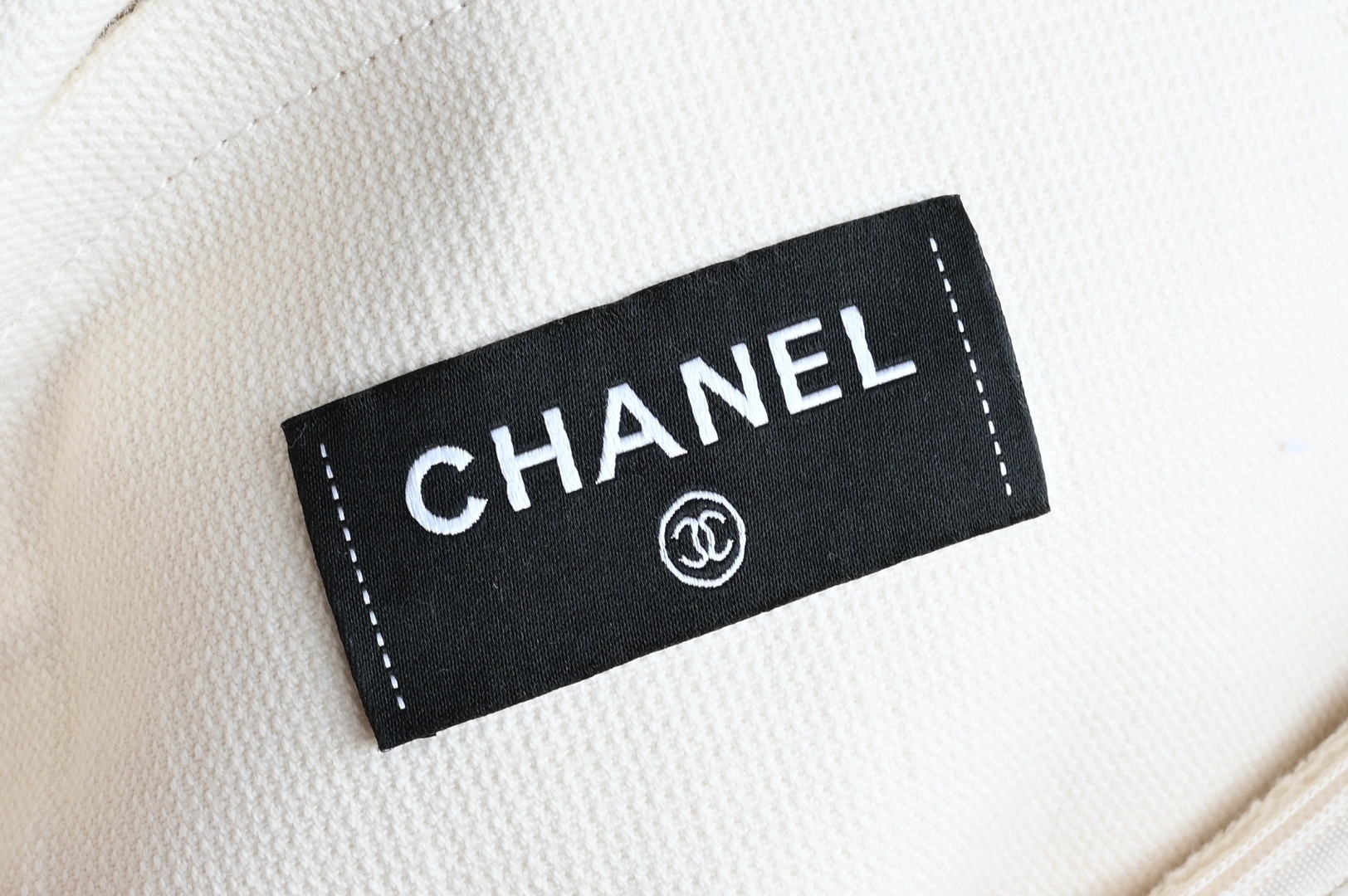 白金版▪️正品级 包装如图𝐂𝐡𝐚𝐧𝐞𝐥 𝟐𝟓𝐌 𝐂𝐨𝐜𝐨 𝐁𝐞𝐚𝐜𝐡 沙滩包专柜售价𝟤𝟢𝟢𝟢𝟢➕𝗋𝗆𝖻购