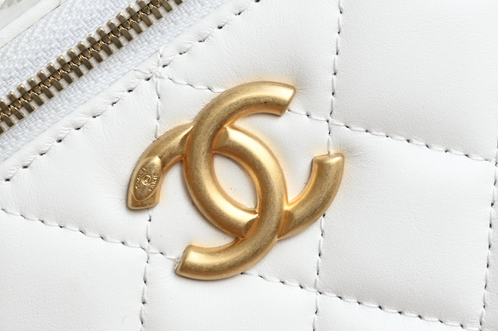 白金版▪️正品级 包装如图新品到货🆕𝗖𝗵𝗮𝗻𝗲𝟭 𝟮𝟓𝐬 白色全新版本小金球双珠链条化妆包 小金珠链条新