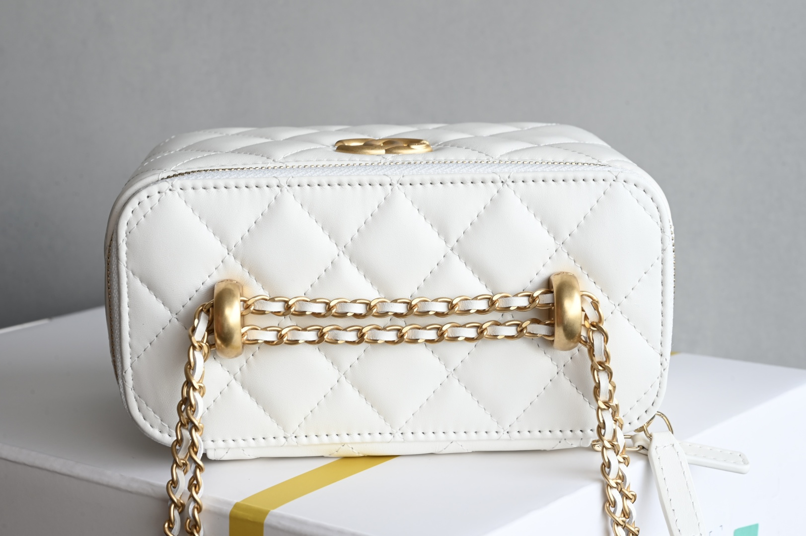 白金版▪️正品级 包装如图新品到货🆕𝗖𝗵𝗮𝗻𝗲𝟭 𝟮𝟓𝐬 白色全新版本小金球双珠链条化妆包 小金珠链条新