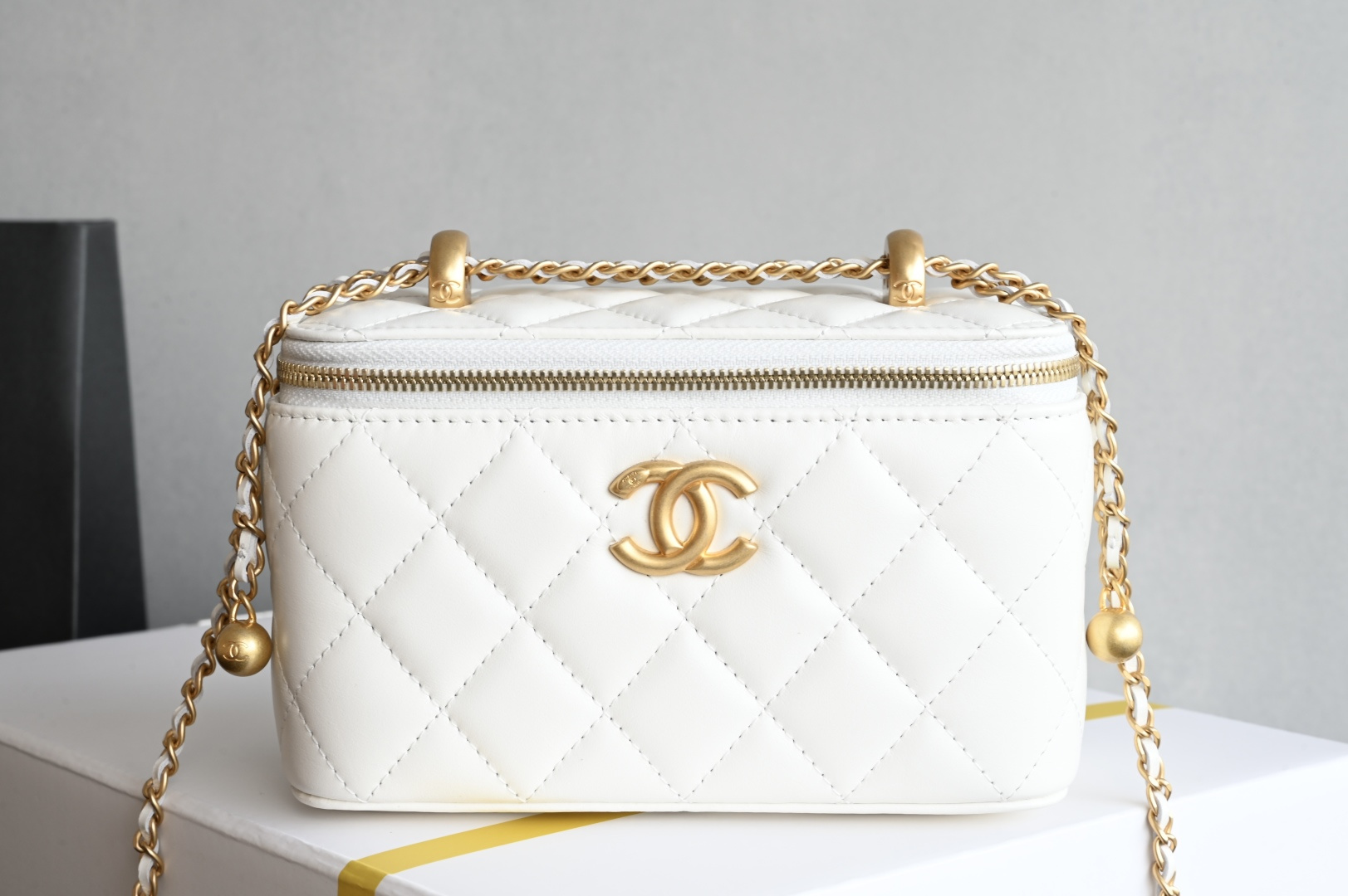 白金版▪️正品级 包装如图新品到货🆕𝗖𝗵𝗮𝗻𝗲𝟭 𝟮𝟓𝐬 白色全新版本小金球双珠链条化妆包 小金珠链条新