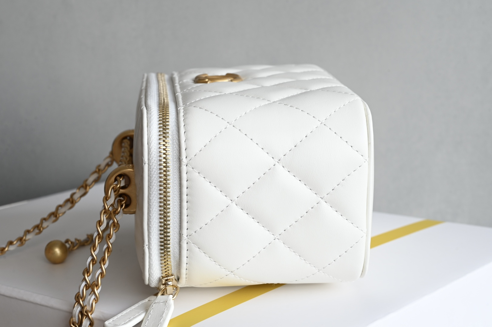 白金版▪️正品级 包装如图新品到货🆕𝗖𝗵𝗮𝗻𝗲𝟭 𝟮𝟓𝐬 白色全新版本小金球双珠链条化妆包 小金珠链条新