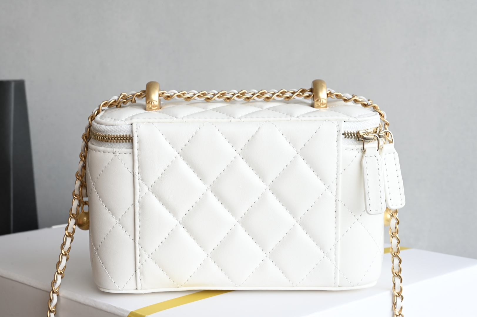 白金版▪️正品级 包装如图新品到货🆕𝗖𝗵𝗮𝗻𝗲𝟭 𝟮𝟓𝐬 白色全新版本小金球双珠链条化妆包 小金珠链条新