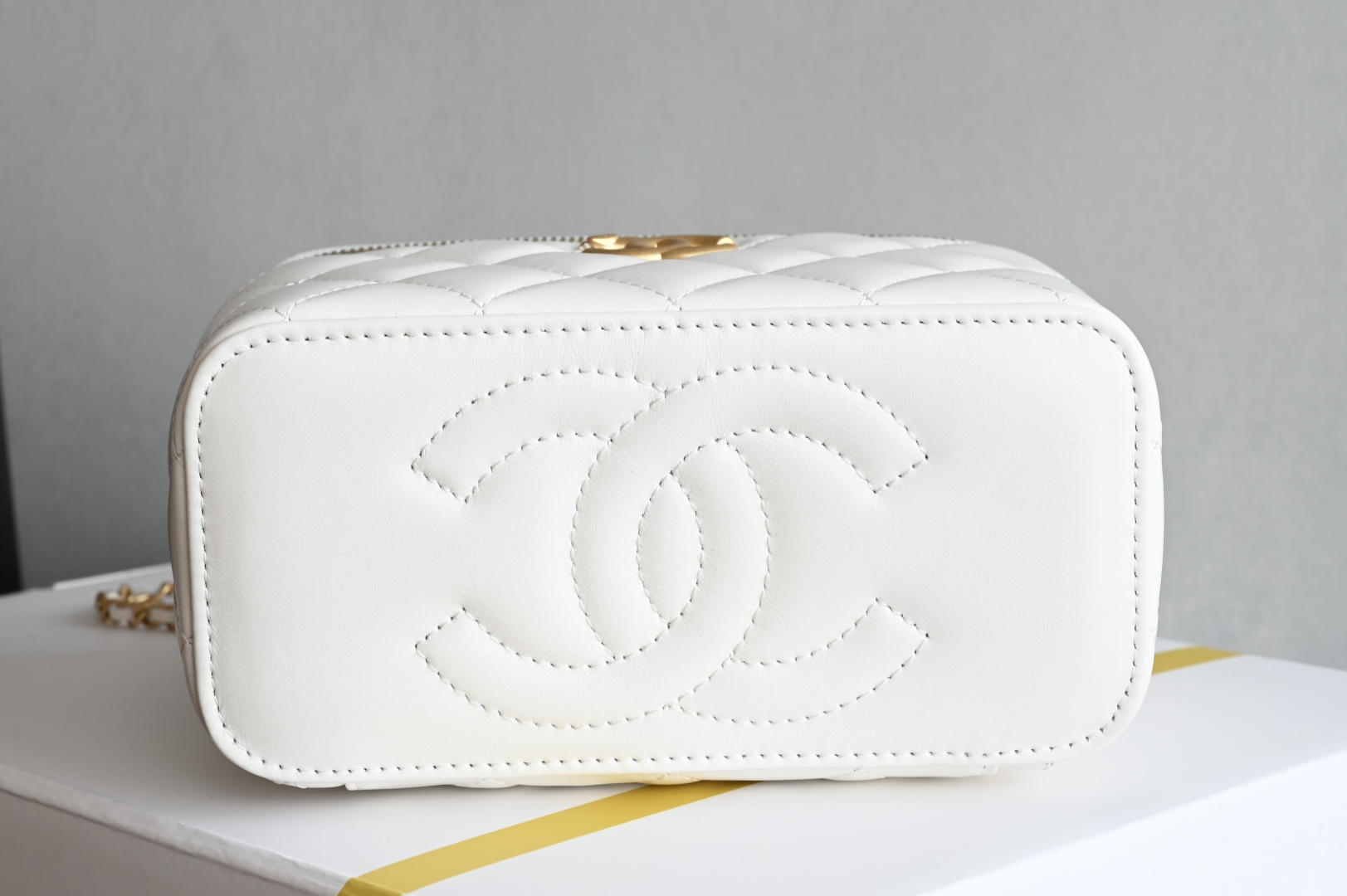 白金版▪️正品级 包装如图新品到货🆕𝗖𝗵𝗮𝗻𝗲𝟭 𝟮𝟓𝐬 白色全新版本小金球双珠链条化妆包 小金珠链条新